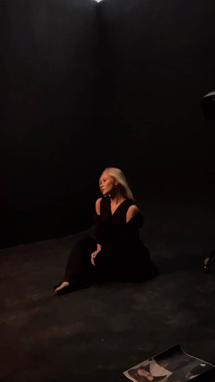 アンジェリーナ・メルニコヴァのインスタグラム：「Back to black 🖤 📸: @a.boyko_photo  💄: @olga_voloshchuk」