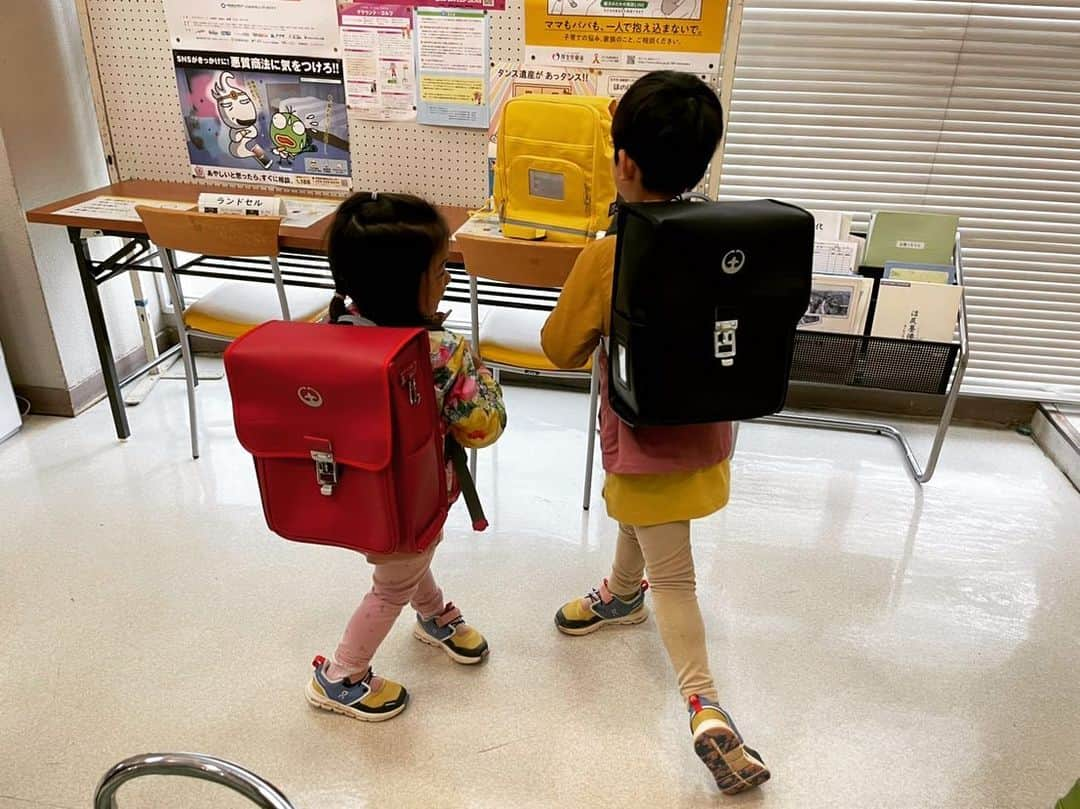 青山大人のインスタグラム：「私が子どもの頃から土浦市ではランドセル🎒が無料で新入生へプレゼントされます。有り難いです☺️  来年小学生になる長男がランドセルを見たいということで家族で三中地区公民館へ行ってきました。年少になったばかりの長女も楽しそうにランドセルを背負っていました。  #土浦 #土浦市  #小学生男子 #公民館 #ランドセル」