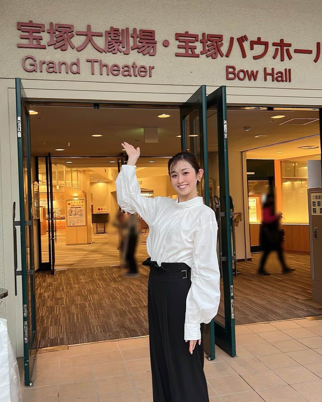 白姫あかりのインスタグラム：「. 「舞姫」 再演が決定したときから ずっと楽しみにしていた 花組バウホール公演💖  私は初演の16年前に最下級生で 出演させていただいておりまして☺️ 当時の主演のみわっちさん(愛音羽麗さん)が お声掛けくださり 初演のメンバーで観劇させていただきました✨✨  もう… 結末を知っているだけに 幸せな場面でも涙が止まらなくて🥲 1幕からずっと泣きっぱなし😭  数年前まで一緒に舞台を創っていたみんなの成長ぶりも ものすんごくって感動の嵐🥹✨✨  改めて、こんなに素敵な作品に 出演させていただいてたんだなぁと感謝しましたし 16年後にまた花組で この2023年版舞姫が上演されて… そのおかげで私たち初演メンバーも 再会できる機会ができて… 花組の財産のような作品だなぁと思いました💖  ３枚目は同期の すみか @osumi_sumi と ハマ @kirahama0703  当時の思い出話に花が咲きました☺️ 誕生日のお祝いまでしてくれて💖 本当にありがとう🙏  そして公演前には新しい宝塚ホテルでランチ☺️ みわっちさんが 4枚目の写真のお姿で待っていてくださり🤣  なんとも花組らしい集合の仕方で 嬉しくなっちゃいました😍 この楽屋みたいなわちゃわちゃ感 懐かしすぎて大好き😍😍😍笑  花組最高✨舞姫万歳🙌  明日はもう千秋楽❗️ ライブビューイングがあるそうなので ぜひぜひ沢山の方に舞姫、観ていただきたいです💖 私も見届けます🥺🥺🥺  #舞姫 #宝塚　#花組 #バウホール #観劇　#宝塚観劇」