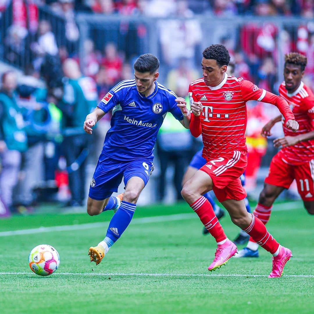 シャルケ04のインスタグラム：「Wir gehen mit einem Rückstand in die Kabine. . #FCBS04 2:0 . . #Bundesliga #Schalke #S04 #Matchday #Football #Soccer #Fußball #Futbol #Knappen #WirBleiben #🔵⚪️」
