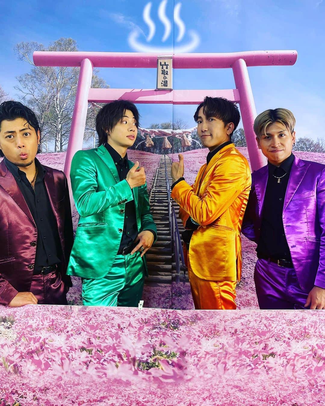のインスタグラム：「本日は竹取の湯でとても楽しいコンサートになりました。 行く度に素敵な背景をご用意くださって、ありがとうございます！ しかも、今回は大きなフォトスポットも作ってくださって感謝しています。 もっともっとたくさんの人に、斬波の音楽を楽しんでいただけるよう頑張ります。 日本に笑顔を！  #斬波  #zanpa」