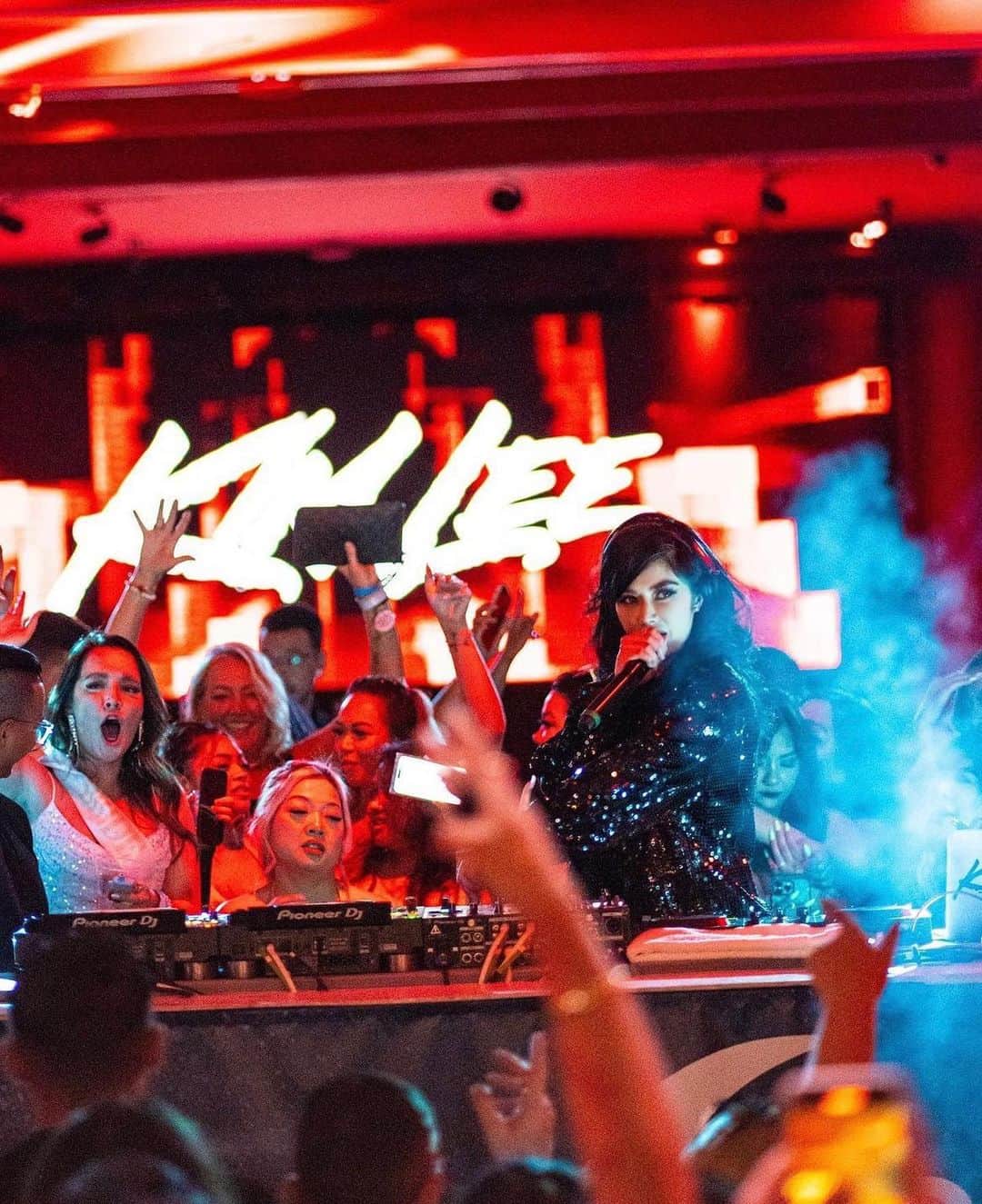 キム・リーのインスタグラム：「What a NIGHT 😍🔥 Thank You Vegas @encorebeachclub for your energy!! You are the reason why I love what I do ❤️🫶🏼」