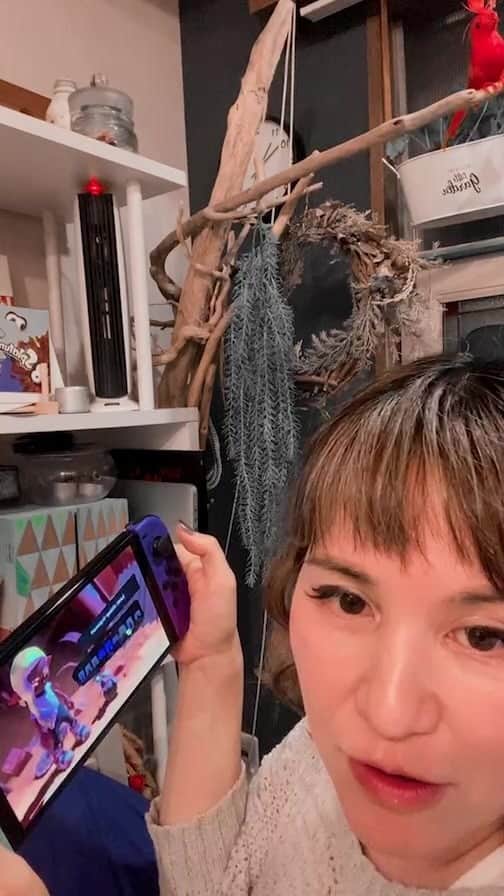 横沢ローラのインスタグラム：「人生初のゲームの機械でみんなに教えてもらって開封から、やってみるとこまで。 First time in my life I bought a game device and downloaded a game and opened it and played it thank you so much everybody for enduring and teaching . I will practice!」