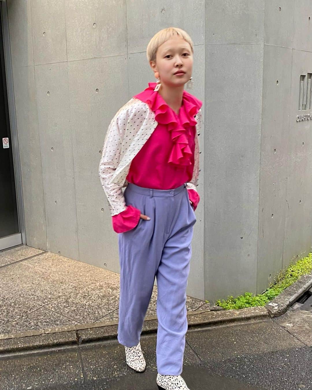 のインスタグラム：「sweet and sour coordinate🫐💗  frillがたまらないかわいさ〜〜っ #古着コーデ #古着女子 #学芸大学古着屋 #春服コーデ」
