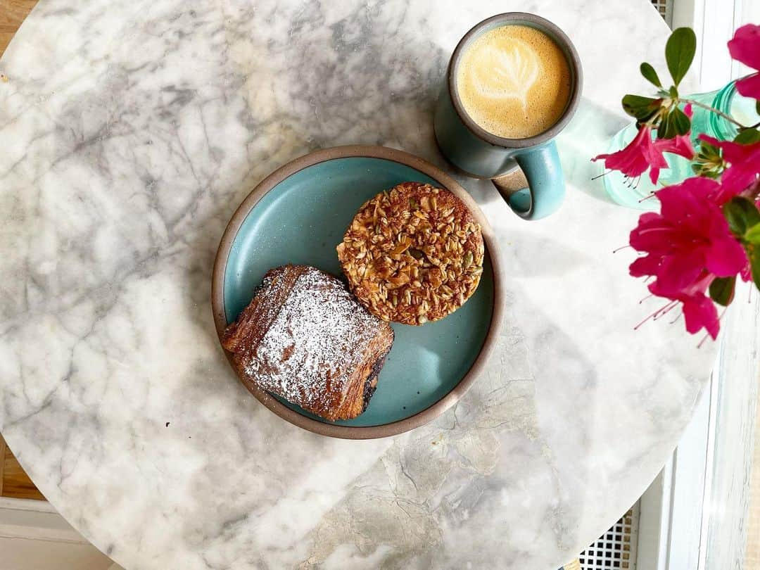 Monday満ちるのインスタグラム：「Weekend is starting off right! Finally snagged the coveted window side solo table at @lmnopbakery to enjoy a (self-professed) well earned chocolate croissant (I think THE BEST I’ve had in NY!) and trying out their granola muffin which is #killer alongside an oat milk latte. Fortifying myself in tummy and spirit for tonight’s performance with @kaz.kumagai at @gibneydance , the last of his 3 day #worldpremiere of #tapintothelight. If last night was any indication, he’s amping up his performances each night, and is potentially going to combust the stage tonight! Come on out! 8pm start. For tickets, link in my profile.」