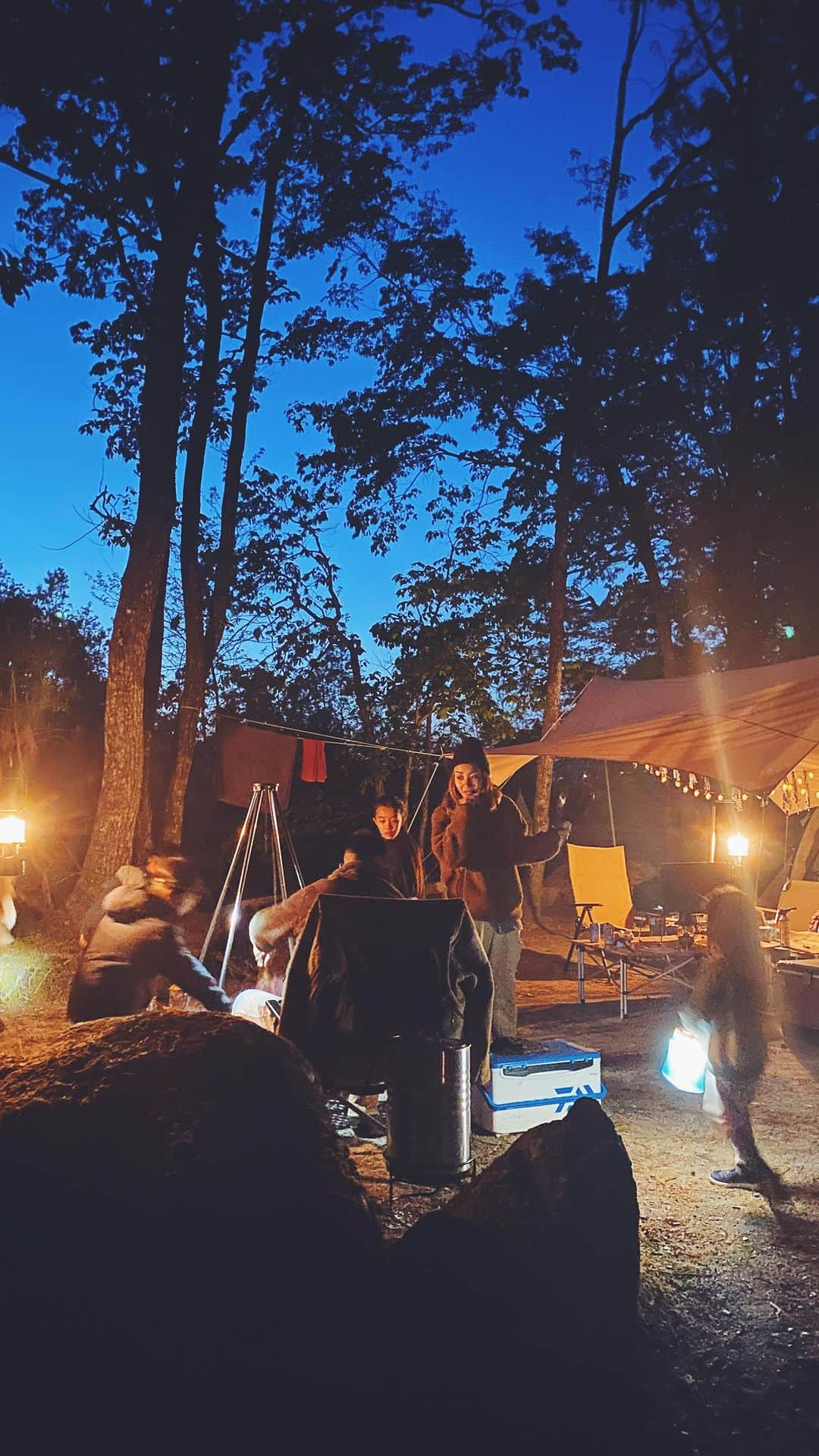 高橋菜摘のインスタグラム：「🏕 夜、この時間大好き🥹 暗い中外に居る時間が子供の頃からなんか好き。 #夜行性 子供の頃テントで先に寝ようとして 外に居るうるさい大人達の声が好きだったなぁ〜 結局大人の所へ戻ったりしてね。 五感刺激されまくりの幼少期。 子供達も同じ道〜 #あいりんせいっきらんり   #長野 #キャンプ #キャンプ飯 #ファミリーキャンプ #camp #camping #familytime #nagano #japan」