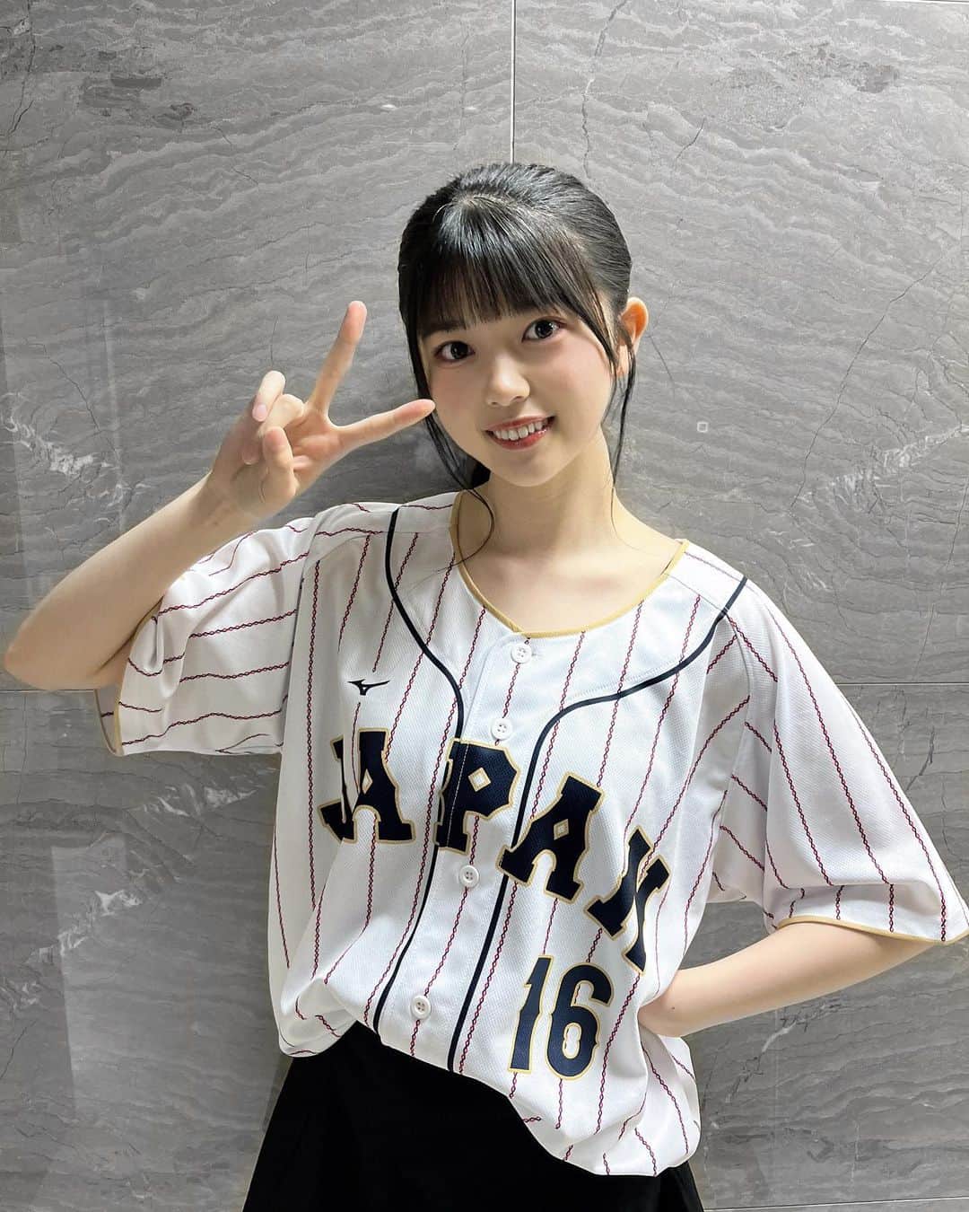坂下真心のインスタグラム：「⌇ 𝗐𝗈𝗋𝗅𝖽 𝖻𝖺𝗌𝖾𝖻𝖺𝗅𝗅 𝖼𝗅𝖺𝗌𝗌𝗂𝖼 ⁡ ⁡ オンラインお話し会ありがとうございましたᐡ‎•ﻌ-ᐡ‎♡ ⁡ 今日はWBCのユニフォームを着ました〜！⚾️ ⁡ 背番号16  オオタニサーン！❤️‍🔥 ⁡ ⁡ #05 #idol #nmb48 #nmb #jk #ljk #アイドル #野球 #baseball #WBC #侍ジャパン #大谷翔平 選手」
