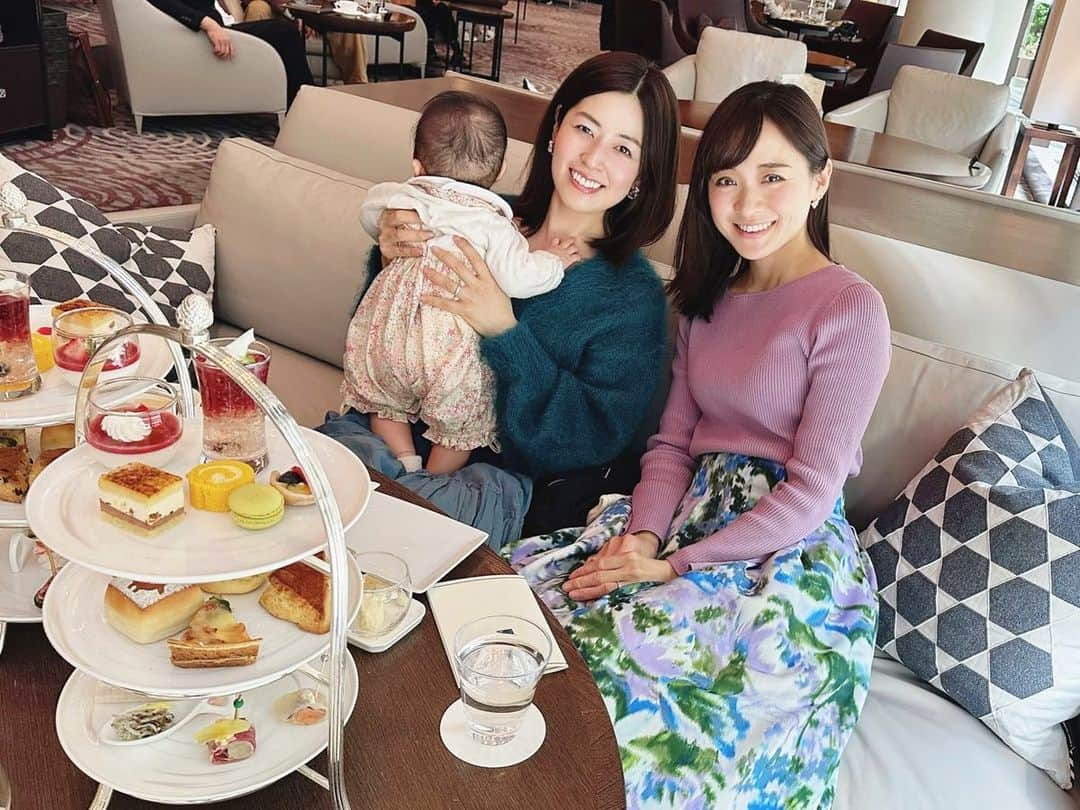 繁田美貴さんのインスタグラム写真 - (繁田美貴Instagram)「*＊ 昨日に続き、嬉しい再会写真をもう一枚。 少し前に、堀友理子ちゃんと☺️ 大学生時代にアナウンススクールで一緒になってから ずっと仲良くしてくれていて♬ 今はもっぱらママトークで あの頃と話している内容は全然違うけど、 話は尽きることなく あっという間に時間が過ぎていくのでした。 #元朝日放送アナウンサー #堀友理子 ちゃんと #アフタヌーンティー #🫖 #赤ちゃん を抱っこさせてもらったら #可愛すぎて、もう #メロメロ 😍」5月13日 23時37分 - handa_miki