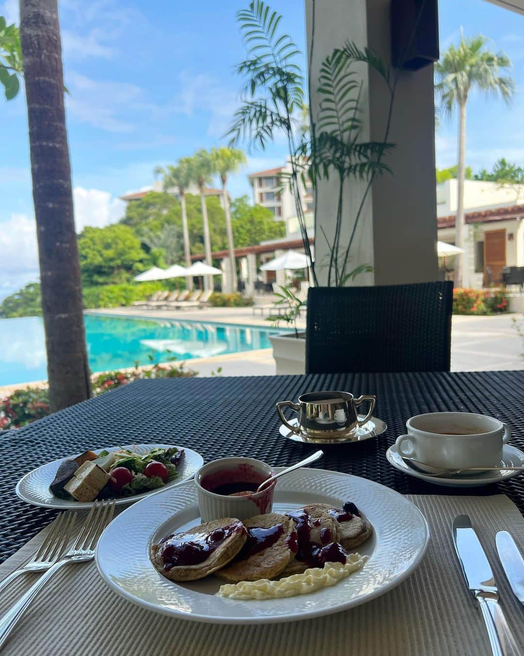 ayumiのインスタグラム：「続きの沖縄投稿🐥🌺  外で食べるご飯大好き〜 🥰🥰🏝️   #沖縄」