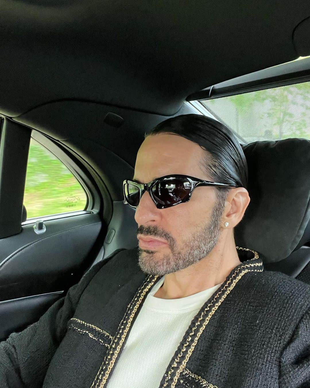 マーク・ジェイコブスさんのインスタグラム写真 - (マーク・ジェイコブスInstagram)「car selfie in Chanel jacket.   @chanelofficial   sunglasses   @balenciaga   it’s going to be a great day.   #saturdaymorning #luckyduck #lifeisbeautiful #love #gratefulnothateful」5月13日 23時37分 - themarcjacobs