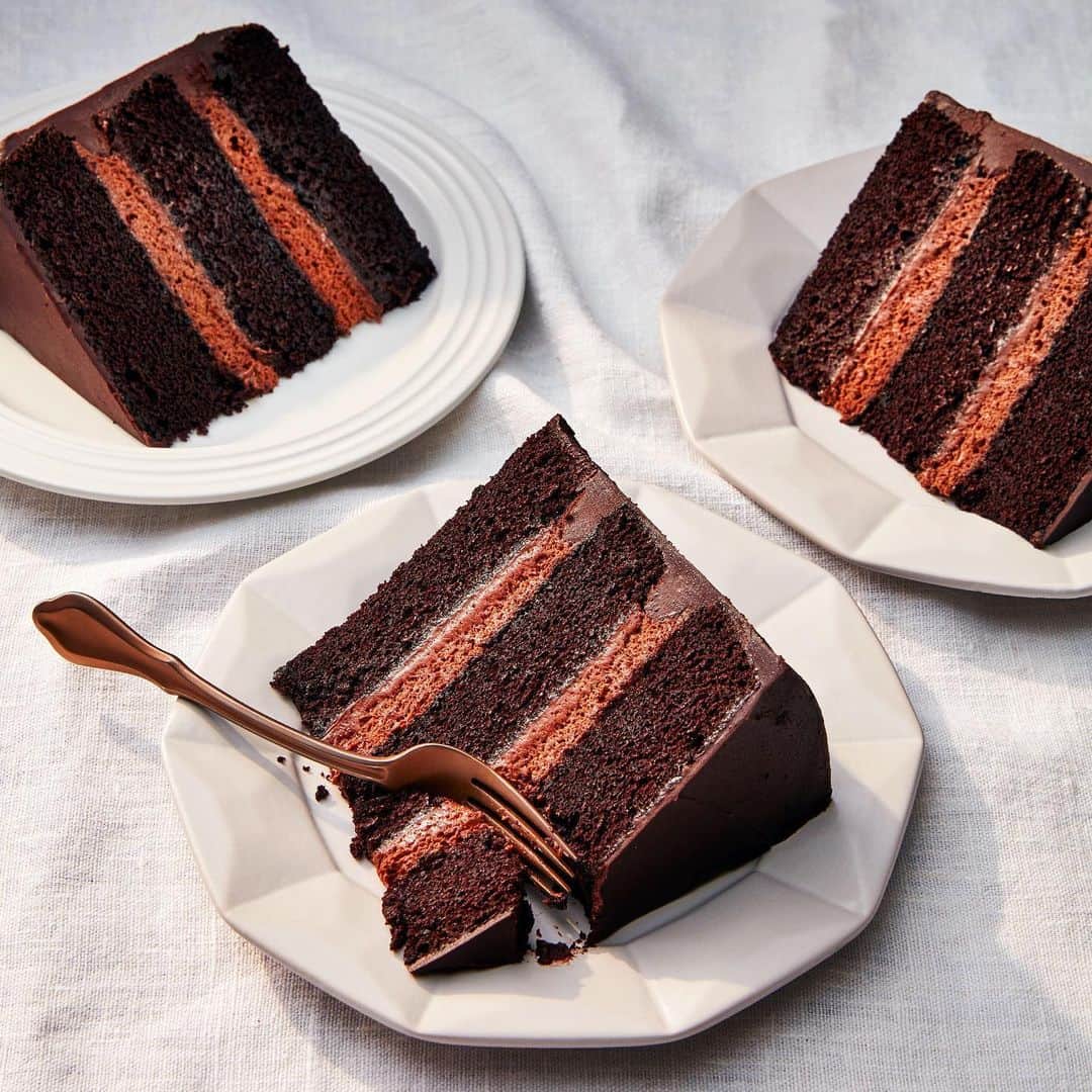 Food & Wineさんのインスタグラム写真 - (Food & WineInstagram)「We don’t know your mom but we do know she’d love this chocolate cake from “The Bear” (honestly, who wouldn’t ?). Get the recipe that’s going to impress her through the link in bio.   🎂: @sarahlustbagel, 📸: @christophertestani, 🥄: @tcizzle, 🍽: @cdaley7」5月13日 23時38分 - foodandwine