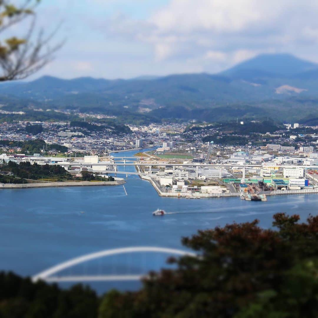 ANAさんのインスタグラム写真 - (ANAInstagram)「日本を旅しよう！✈💙  豊かな自然や人々の活気溢れる仙台・宮城の魅力をお届けします✨  🌿仙台・宮城の初夏を彩るお祭りとして親しまれている「仙台・青葉まつり」。今年は、5月20日（土）21日（日）の二日間開催予定。 https://www.aoba-matsuri.com/ 写真提供：仙台・青葉まつり協賛会 🌿大島の亀山という山にある展望台から撮影した気仙沼湾。海に浮かぶ船や町を走る車、湾を飛ぶ鳥の声など、街の空気を味わえる場所の一つです。 🌿宮城県内では、彫刻家や漫画家などにちなんだ彫刻作品などの多くのアートに出会うことができます。「White Deer（Oshika）」というこちらの作品は、牡鹿半島・荻浜に立ち、遠い空を見上げています。 🌿秋保温泉は仙台から車で約40分と便利な立地にあり、「秋保温泉ホテルニュー水戸屋」は創業370年を迎えました。 それぞれ趣の異なる３つの大浴場があり、貸切風呂も充実。泉量豊かな秋保の名湯を、心ゆくまでお楽しみください。 @akiu_mitoya  おトクな航空券付きプランのご予約はこちら✈🏨✨ https://ana.ms/42ObqdX ホテルのご予約はこちら🏨✨ https://ana.ms/41oTHc0 詳しくは「世界の支店から、こんにちは！」をご覧ください🤗  https://ana.ms/3BgCAyy  #allnipponairways #ana #airplane #airport #japantrip #trip #飛行機 #travel #日本を旅しよう #旅行 #visitjapan #visit #旅行  #宮城 #仙台 #秋保温泉 #気仙沼 #青葉まつり #仙台青葉まつり #sendai #akiu」5月13日 14時45分 - ana.japan