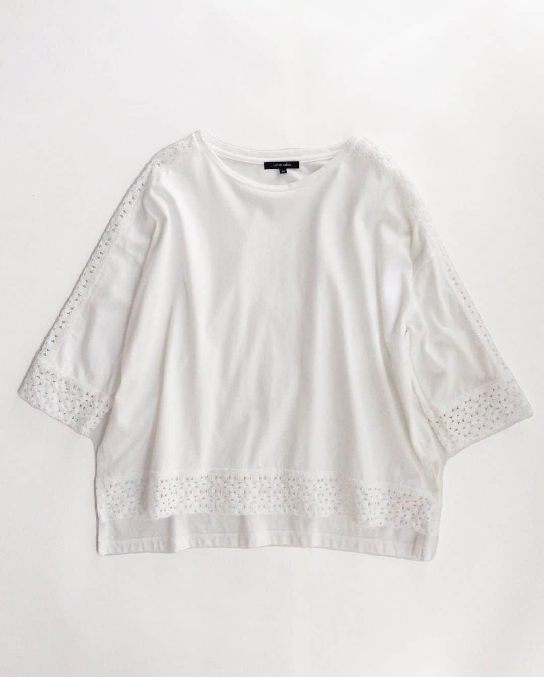 pas de calais -パドカレ-さんのインスタグラム写真 - (pas de calais -パドカレ-Instagram)「•  pas de calais  オリジナルコットンレースを肩、袖口、フロント裾につけた クルーネックTシャツ。透けて見える肌がポイントです。  •T-shirt (No.1637) Off white, Black 16,500yen  ※Online Storeは17日(水)18:00〜の発売です。  #pasdecalais  #pasdecalais_offical_jp  #パドカレ #race  #tshirt  #summer」5月13日 14時42分 - pasdecalais_official_jp