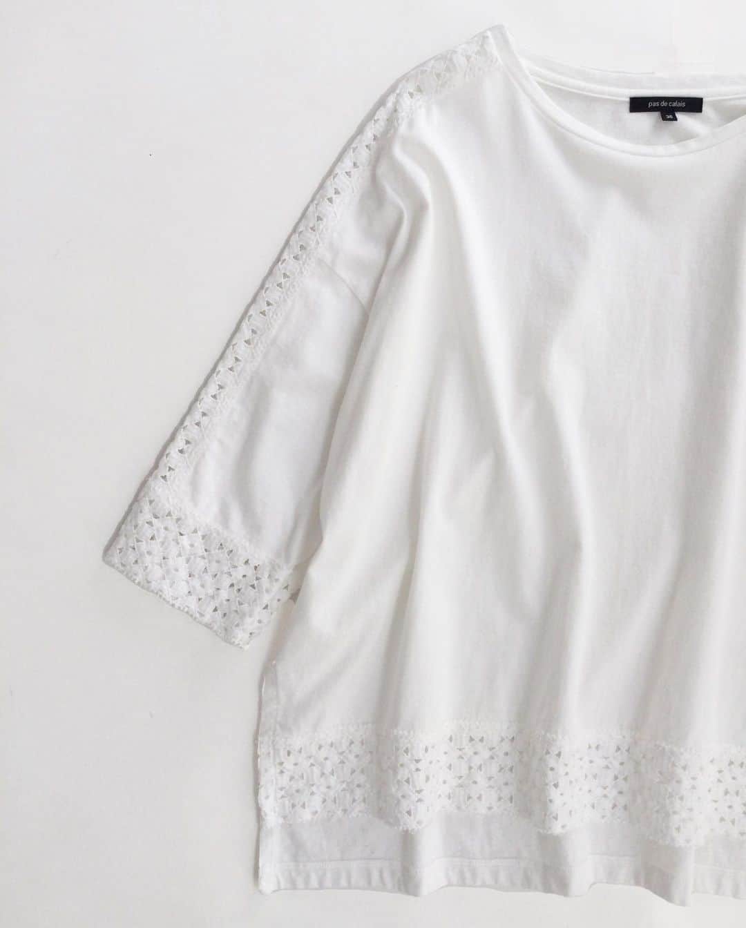 pas de calais -パドカレ-さんのインスタグラム写真 - (pas de calais -パドカレ-Instagram)「•  pas de calais  オリジナルコットンレースを肩、袖口、フロント裾につけた クルーネックTシャツ。透けて見える肌がポイントです。  •T-shirt (No.1637) Off white, Black 16,500yen  ※Online Storeは17日(水)18:00〜の発売です。  #pasdecalais  #pasdecalais_offical_jp  #パドカレ #race  #tshirt  #summer」5月13日 14時42分 - pasdecalais_official_jp