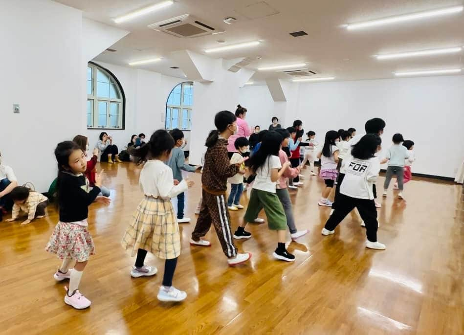 あべこさんのインスタグラム写真 - (あべこInstagram)「別府市中央公民館さんでの「子ども夢チャレンジ！」本年度もスタート致しました😊✨  学校行事が重なり、お休みの生徒さんもいらっしゃいましたが、人数多い‼️😳‼️  そしてみんな覚えるのも早いっ‼️😳‼️  また来月も楽しみです💕  #別府市 #別府市教育委員会 #別府市地域教育力活性化事業 #子ども夢チャレンジ #別府市中央公民館 #別府市公会堂 #童話の里くすファンタジーミュージカルスタジオ #玖珠ミュージカル #別府ミュージカル #大分ミュージカル #JEUGIAパークプレイス大分」5月13日 14時54分 - abekopan