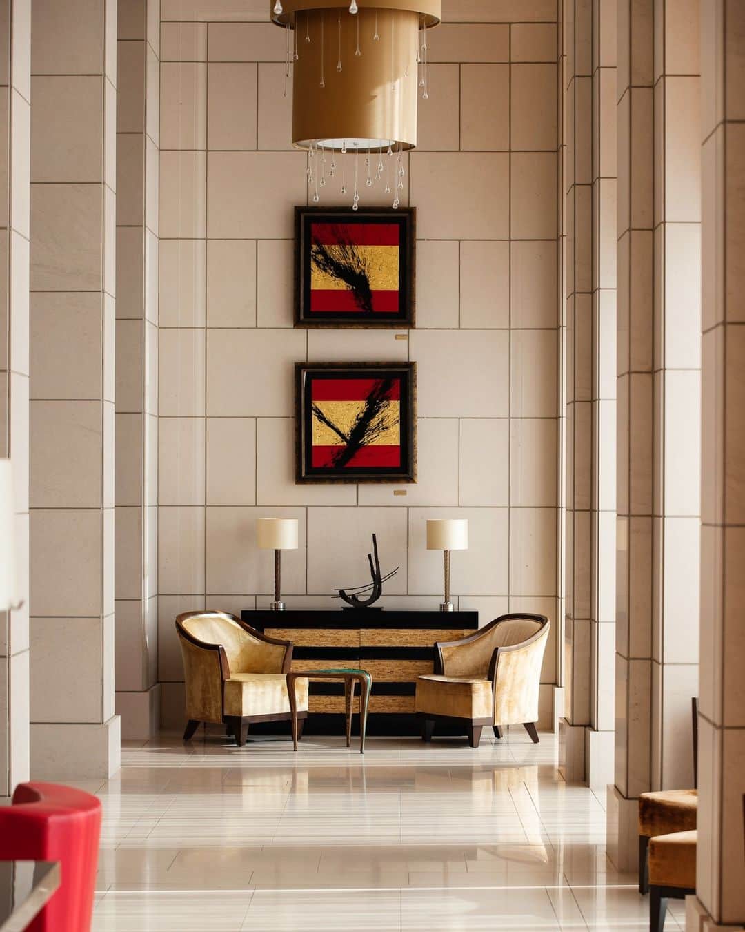 The St. Regis Osakaのインスタグラム：「季節や時間により表情が変わるレセプションフロア。心地よい初夏の陽光が皆様を温かくお迎えします。  The ambience of the reception floor changes with the seasons and the time of day. In this early summer season, brilliant beams of sunlight welcome you to the St. Regis Osaka.  Photo credit: @alexjsearle  #stregisosaka #セントレジスホテル大阪 #ステイケーション」