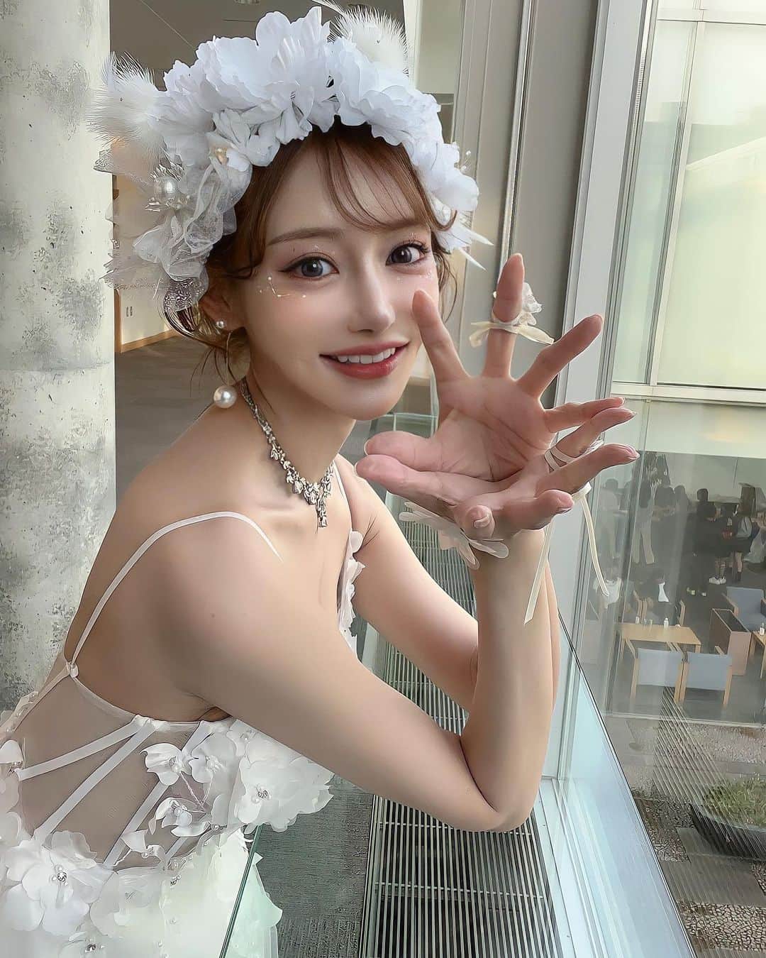 明日花キララのインスタグラム：「衣装とヘアメが可愛すぎて 写真撮りすぎてしまいました🪷🪷🪷 何枚目が好きですか？👰🏻‍♀️🪽  #花の妖精 #かめはめはじゃないよ #Flower です👐🏻 @dress_tika」