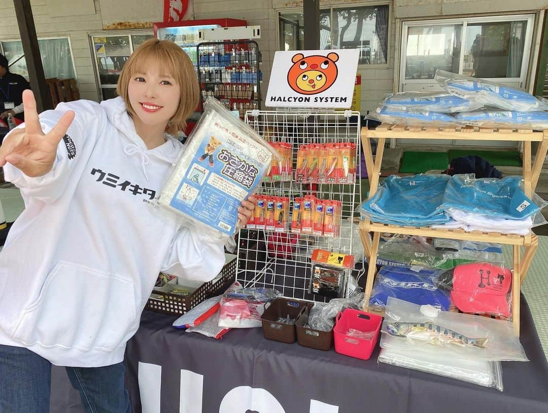 井上直美さんのインスタグラム写真 - (井上直美Instagram)「今日は富山で行われているTOYAMA MEBARU MASSIVEのイベントに参加してますー！ メバル釣るぞー(*≧∀≦*)  あ！そうそうイベント前に海辺の清掃活動に参加させて頂いたのですが、必ずと言っていいほど毎回イチジク浣腸を拾うんですが…ʕʘ‿ʘʔ みんな海で浣腸しているのかな。 謎は深まるばかり。。。  　#TOYAMA MEBARU MASSIVE  #釣り　#メバル　#メバリング　#HAL  #ハルシオンシステム　#ニコデザインオフィス」5月13日 14時51分 - naochingyo