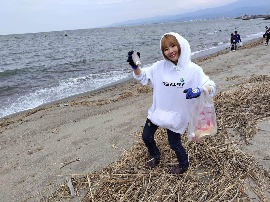 井上直美さんのインスタグラム写真 - (井上直美Instagram)「今日は富山で行われているTOYAMA MEBARU MASSIVEのイベントに参加してますー！ メバル釣るぞー(*≧∀≦*)  あ！そうそうイベント前に海辺の清掃活動に参加させて頂いたのですが、必ずと言っていいほど毎回イチジク浣腸を拾うんですが…ʕʘ‿ʘʔ みんな海で浣腸しているのかな。 謎は深まるばかり。。。  　#TOYAMA MEBARU MASSIVE  #釣り　#メバル　#メバリング　#HAL  #ハルシオンシステム　#ニコデザインオフィス」5月13日 14時51分 - naochingyo