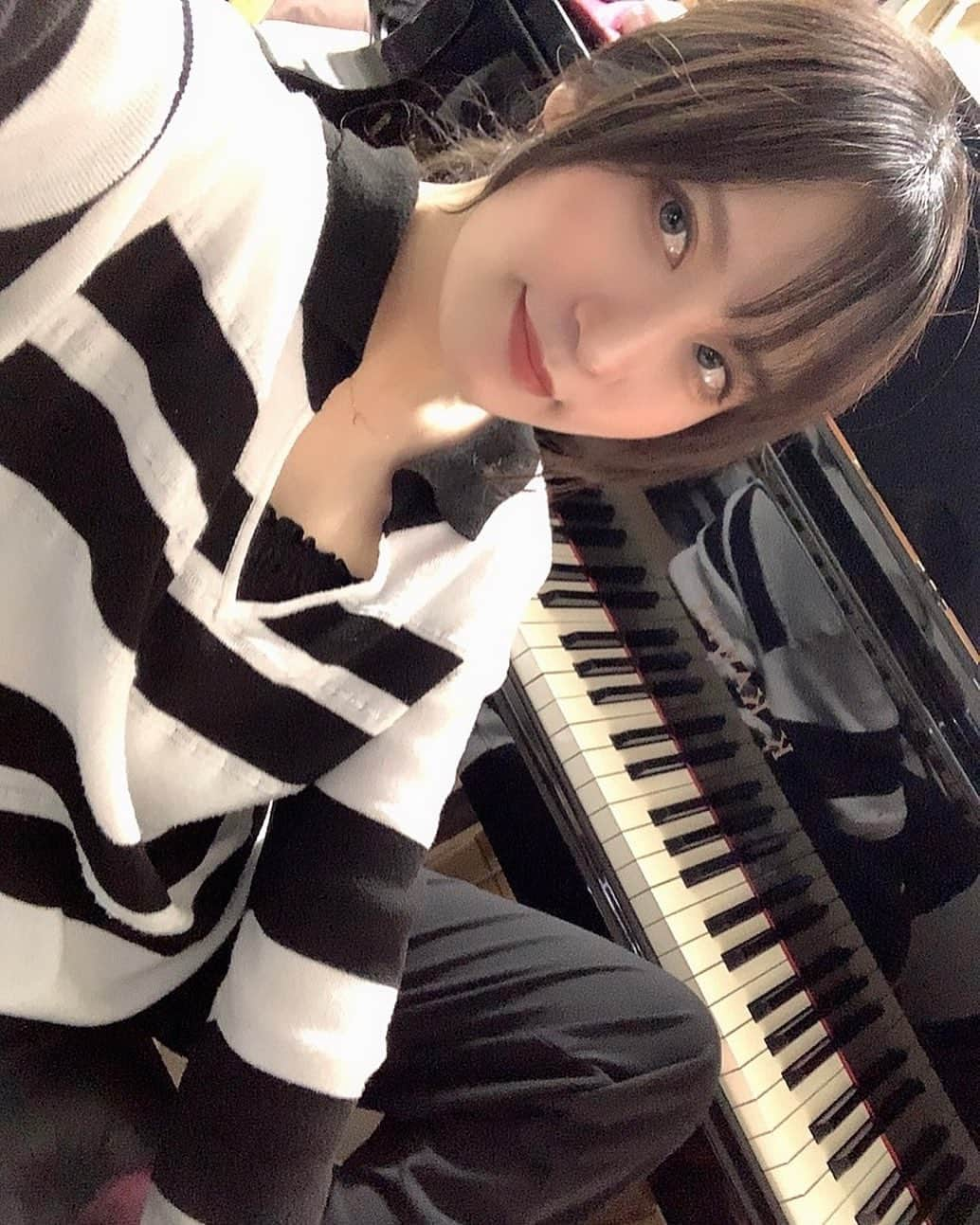 原田ありさのインスタグラム：「配信見ていただきありがとうございました🎹 なんだかキレイめな選曲でしたねえ☺️  アーカイブはこちら https://www.youtube.com/live/xyITbXWHAEU?feature=share  投げ銭は明日23:59まで受付中。是非❤︎ https://arisaharada.base.shop」