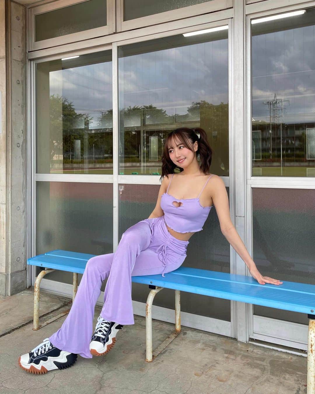 川谷花音のインスタグラム：「💜 My friend took a picture of me unexpectedly!  Hopefully this will be my last sports festival in my school life!   ズル休憩してたら撮られた写真  学生最後の運動会だったよ〜 留年しなければだけど🤣  #運動会 #運動会コーデ #体育祭 #体育祭ヘアセット #体育祭コーデ #大学生 #大学生コーデ #女子大生 #女子大生コーデ #女子大生の日常 #japan #sportsfashion #sportsfestival #sports」