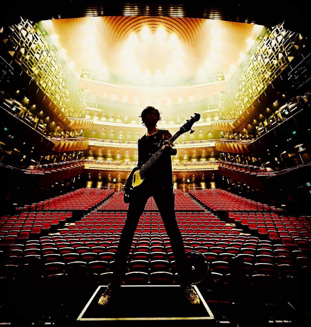 Ju-kenのインスタグラム：「Maki Ohguro 30th anniversary Sparkle season4  今日、大阪は堺が俺にとっての初日です 色々変わってるらしく、今夜が楽しみ💜  1年に渡った長いツアーも、終わりが見えてきました  悔いのない様、今夜もみんなで盛り上がりましょう！！！😆  #大黒摩季 #sparkletour  Special Thanks to @blackcloudguitar  @orangeampsjapan  @oyaideelec_neo_dplus  @gravitypicks  @kurosawa_basscenter  @justindavis_jewels  @modernpirates14」