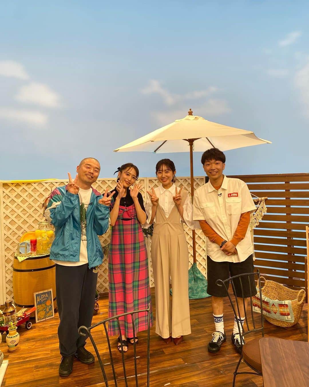 豊崎由里絵のインスタグラム：「. お問い合わせもいただいていた、 先日の、スロイジ衣装！  ブラウス、サロペット、ピアス @calm_select  スタイリスト @stylist_franc  chie oshitani  今日は、サマーランドに来てまして！ （２枚目） 今の季節は屋外プールほぼクローズなんだけど その分、夏より料金も安いし 何より室内プールは全天候型！！！ 今日は雨だけども気にせず楽しんでおります🥰  ママは足元だけ濡れる程度にしとこうかな〜 とか言ってたけど 結局頭のてっぺんからずぶ濡れになりました😇 メイク道具も持ってきてないのに 開始10分でスッピン状態。🤣」