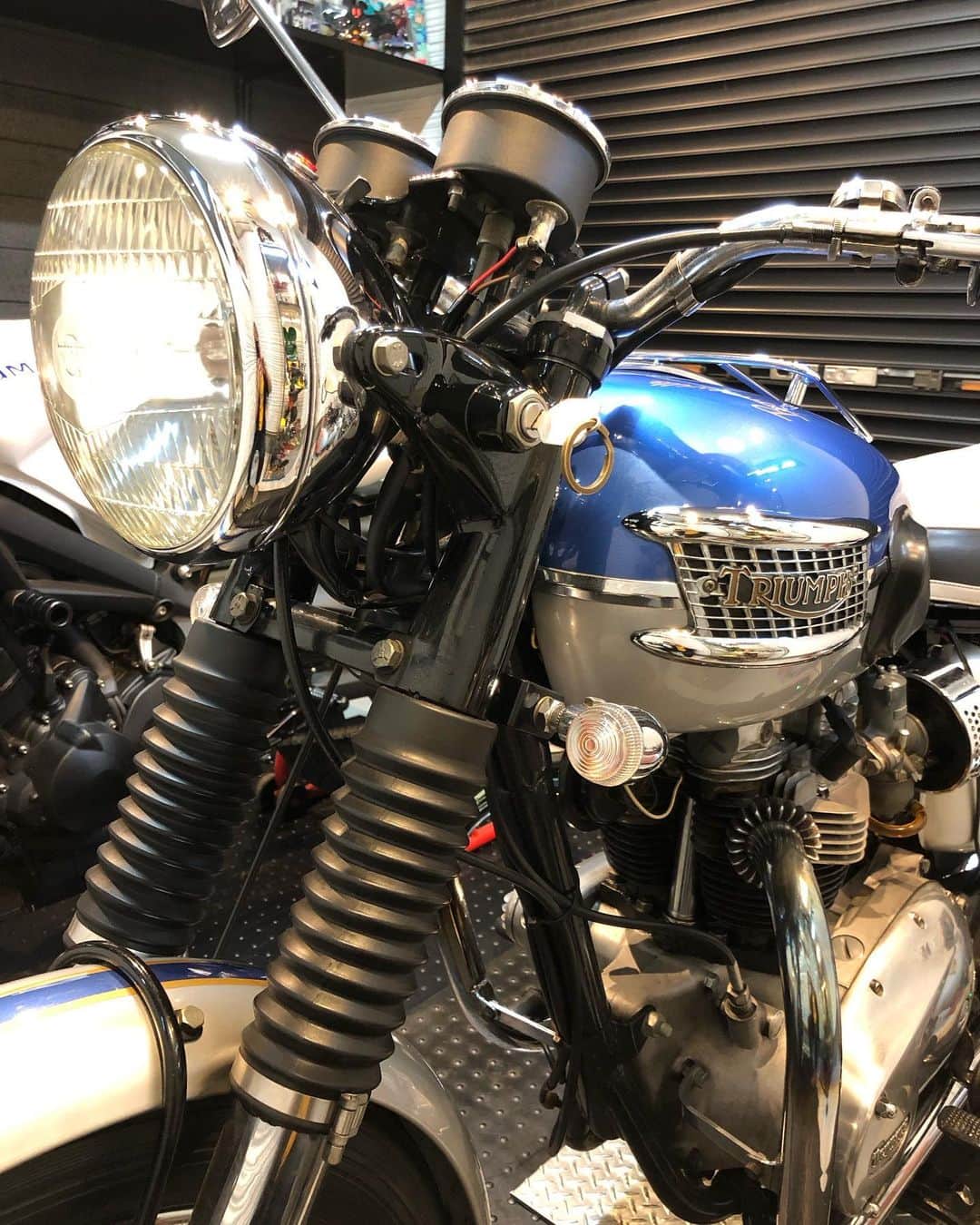 KIYOさんのインスタグラム写真 - (KIYOInstagram)「久しぶりにボニーの整備ネタを。ワッセルエボリューションキャブレターが張り付き気味だったのでスロットルバルブスプリングを強化タイプに交換した。若干スロットルは重くなったけど見事に張り付きは直った。動画はリールで。   #bestmotorcycleintheworld #triumph #t120 #bonneville #bonnie #britbike #britishmotorcycles #classicmotorcycles #lewisleathers #madeinengland #rockers  #caferacer #tonupboys #triumphmotorcycles #vintagetriumph #manga #japanesecomic #love #instagood #cute #fashion #バイクメーン #ボニー #トライアンフ #ボンネビル #ロッカーズ #カフェレーサー #ルイスレザー」5月13日 15時12分 - kiriko009