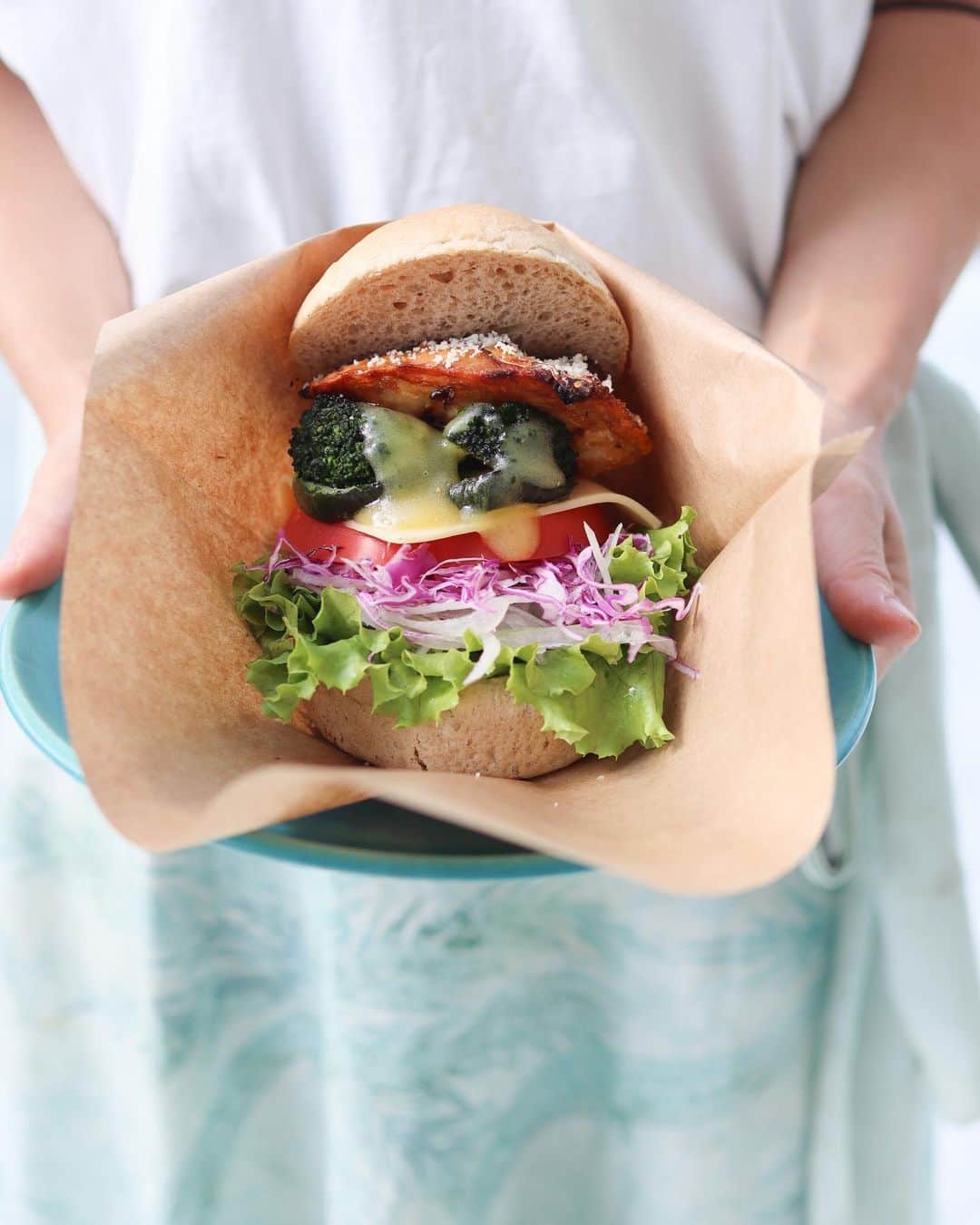 のインスタグラム：「#鯖バーガー 🍔 @mkcafe_okinawa   もともとあまりお魚が好きじゃなかったけど、 鯖バーガーを食べるようになってから、お魚が好きに♪  フードチームがお子様でも食べやすく開発してくれてるから、 苦手な食材も鯖バーガーで 食べられるようになったものも沢山✨️  野菜苦手なお子さんって多い気がするから、 鯖バーガーを通して好きになってくれたら嬉しいなっ☻  📷写真は、 シークワーサーオリーブオイルソルト鯖バーガー🍔  #鯖バーガー#鯖#mkcafe#ハンバーガー#魚バーガー#魚ハンバーガー#ウミカジテラス#瀬長島#サーターアンダギー#沖縄グルメ#沖縄カフェ#沖縄南部#沖縄南部カフェ#umikajiterrace#okinawa#okinawajapan#okinawacafe#okinawafood」