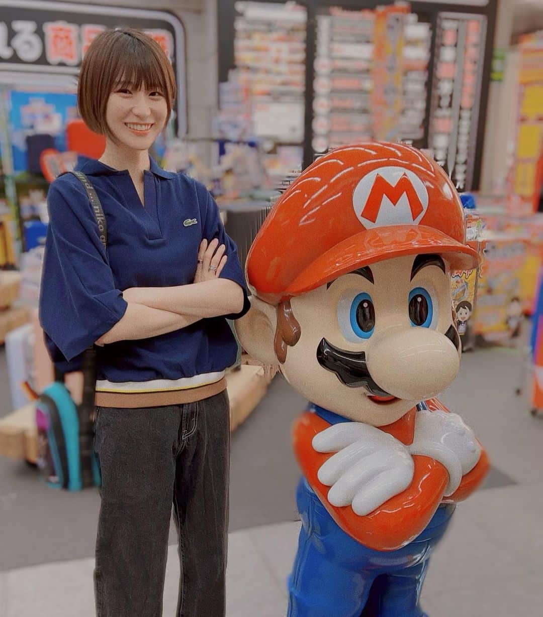 のインスタグラム：「. . . マリオさんいたぁぁぁぁぁ🍄 任天堂信者として スーパーマリオムービー観に行かないと…😡  #スーパーマリオ #supermario #supermariobrosmovie  #ヨドバシカメラ秋葉原 #yodobashicamera  #ラコステ #lacoste #ポロシャツ #mario #akihabara  #マリオ #任天堂 #nintendo #ショートヘア #tokyo」