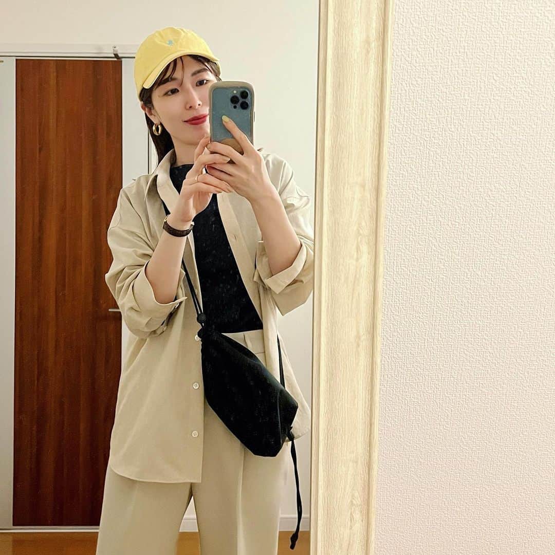ayakoのインスタグラム：「体育祭見に行ったコーデ 📢🏃🌟 カラーキャップがポイント🐣 そしてUNIQLOのミニバッグがなにげに大活躍してる✌️ ・ 年々被り物が似合わなくなってるので、アクセサリーで盛ったりなんとか似合わせてるつもり😂 お客さんから顔タイプ診断を受けた話を聞いたので、私も受けに行こっかな〜👀🤍 ・ #中学生ママ#体育祭#学校行事 #カジュアルコーデ#大人カジュアル#キャップコーデ#ラルフローレンキャップ#シャツコーデ」