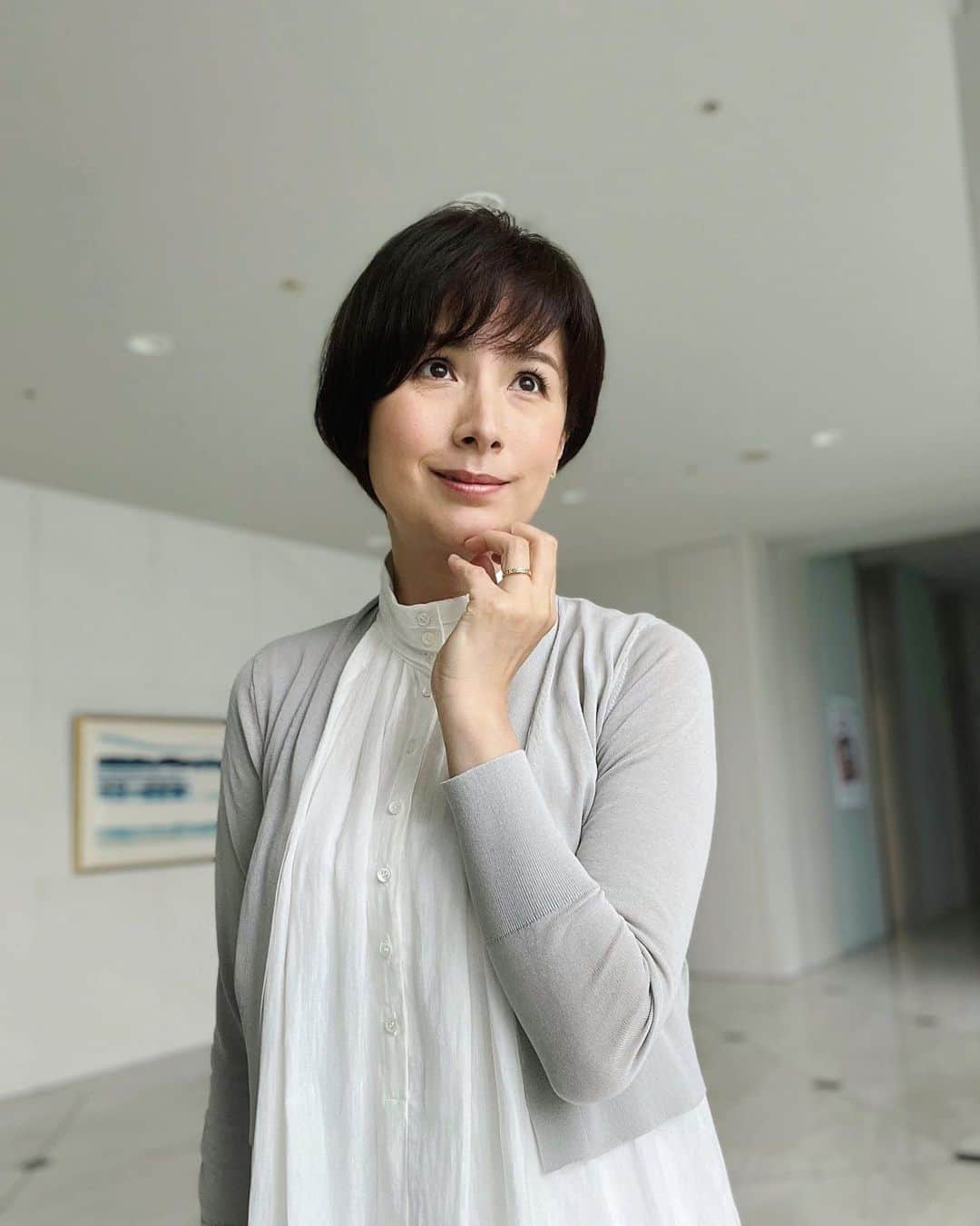 野村真季のインスタグラム：「ANNニュース 着用衣装  1〜3枚目 5/13 朝ニュース/昼ニュース 真っ白のワンピース、たっぷりとした生地使いが素敵でした。自撮りなので動画の時はスタートしたら後ろ歩き、笑  4〜6枚目 5/10 午後ニュース  #テレビ朝日 #アナウンサー #アナウンサー衣装 #ootd #40代コーデ #40代ファッション #50代ファッション #大人コーデ #大人ファッション  #野村真季」