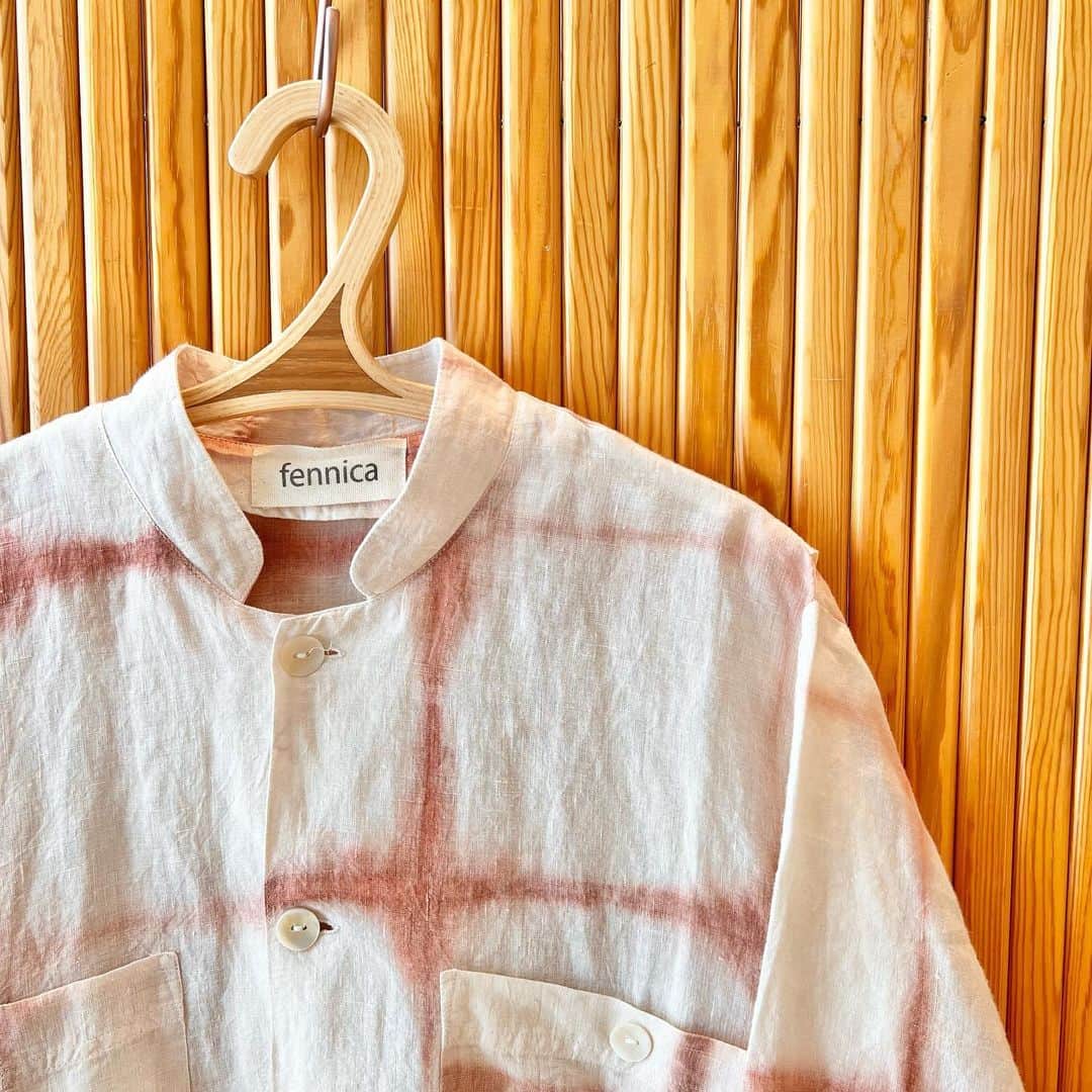 BEAMS JAPANさんのインスタグラム写真 - (BEAMS JAPANInstagram)「＜NEW ARRIVALS＞  職人の手仕事によって1点ずつ染められたリネンワークシャツジャケット。 こちらの＜fennica＞オリジナルとして、スウェーデンのワークシャツをベースに製作されました。 軽い羽織りとしてはもちろん、重ね着も楽しめる1着です。 ＿＿＿＿＿＿＿＿＿＿＿＿＿＿＿  ＜fennica＞  2003年、BEAMSにおいて"デザインとクラフトの橋渡し"をテーマに、日本を中心とした伝統的な手仕事と、主に北欧などから集められた新旧デザインを融合するスタイル を発表。"less global, more local"という考えのもと、各地から集められたメンズ、ウィメンズのウエアはもとより、食器やインテリアから食品まで、これまでのセレクトの範囲を超 えた、まさにライフスタイル提案型の品揃えです。  ＿＿＿＿＿＿＿＿＿＿＿＿＿＿＿  Item No. 66-16-0012-247 リネンワークシャツジャケット ¥18,700（inc.tax）  BEAMS JAPAN 5F @fennica_official_ ☎︎03-5368-7304  #beams #beamsjapan #beamsjapan5th #fennica  #fennicastudio」5月13日 15時31分 - beams_japan