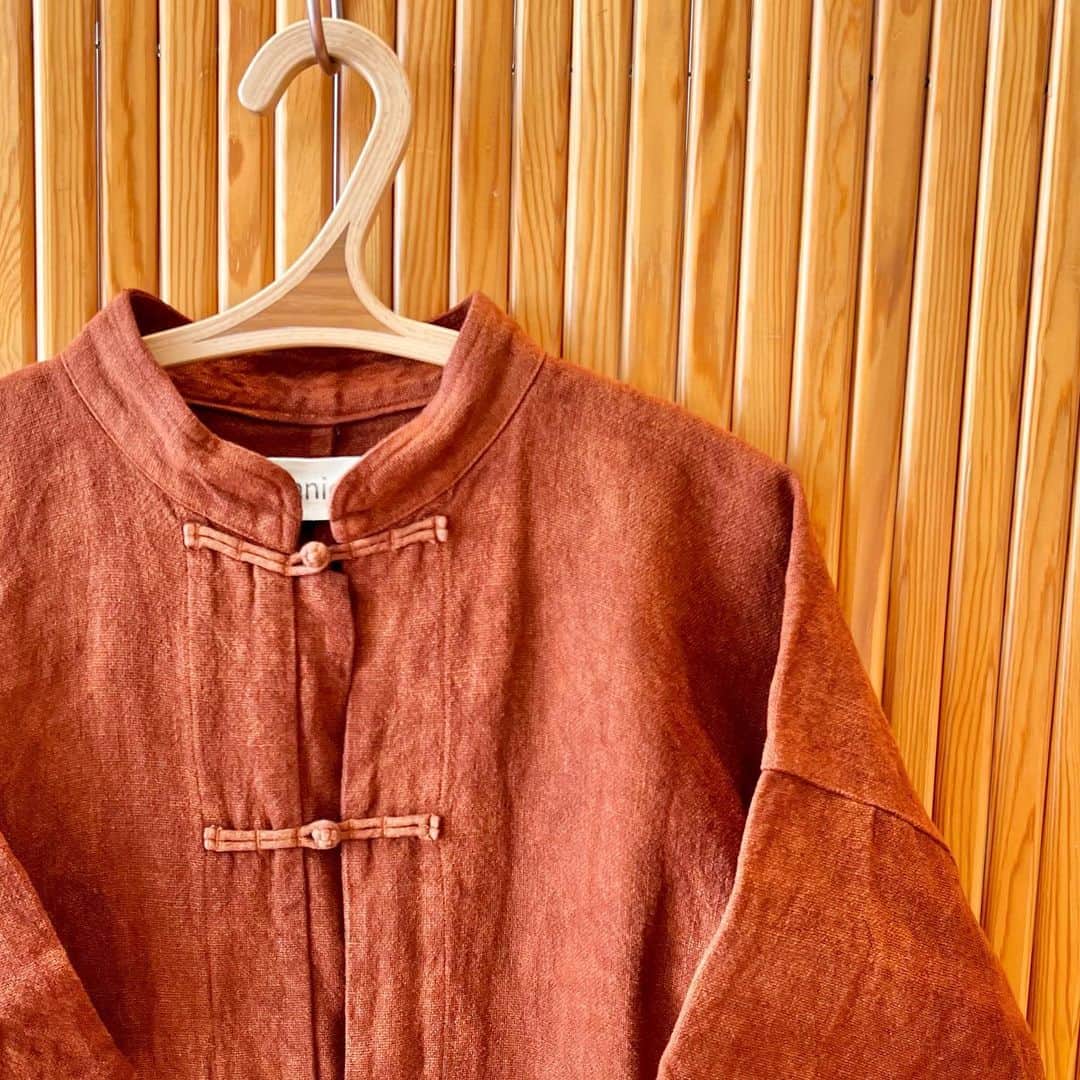 BEAMS JAPANさんのインスタグラム写真 - (BEAMS JAPANInstagram)「＜NEW ARRIVALS＞  麻袋をイメージした贅沢なリネン素材に、鹿児島県の奄美大島＜肥後染色＞で生まれた天然の染色技法を使用し、豊かな表情を見せるチャイナシャツジャケット。 経年変化の楽しみな1着で、色も素材もより魅力的な風合いとなっていく様子を楽しめます。  ＿＿＿＿＿＿＿＿＿＿＿＿＿＿＿  ＜fennica＞  2003年、BEAMSにおいて"デザインとクラフトの橋渡し"をテーマに、日本を中心とした伝統的な手仕事と、主に北欧などから集められた新旧デザインを融合するスタイル を発表。"less global, more local"という考えのもと、各地から集められたメンズ、ウィメンズのウエアはもとより、食器やインテリアから食品まで、これまでのセレクトの範囲を超 えた、まさにライフスタイル提案型の品揃えです。  ＿＿＿＿＿＿＿＿＿＿＿＿＿＿＿  Item No. 66-01-0050-392 奄美大島 テーチ木染め チャイナシャツジャケット ¥34,650（inc.tax）  BEAMS JAPAN 5F @fennica_official_ ☎︎03-5368-7304  #beams #beamsjapan #beamsjapan5th #fennica  #fennicastudio」5月13日 15時31分 - beams_japan