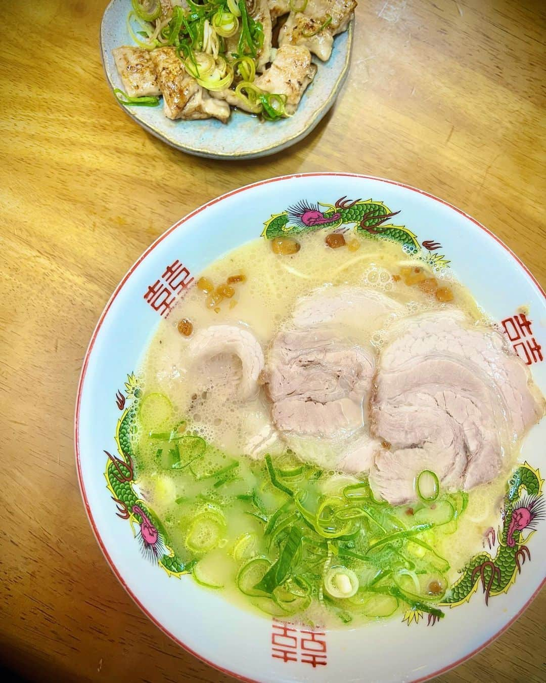 中村祐美子さんのインスタグラム写真 - (中村祐美子Instagram)「🍜  久留米といえば。 撮影現場近くのラーメン屋さんへ。 美味しくてぺろり🤤  見切れてるのはホルモンです。  久留米のラーメン屋さんは、 ・チャーハン ・ホルモン ・とんそく がメニューにある率高いらしい。  あかん福岡太る🫠  #久留米 #久留米ラーメン #ラーメン #大栄ラーメン #福岡 #福岡グルメ #久留米グルメ」5月13日 15時44分 - yumikonakamura.jp