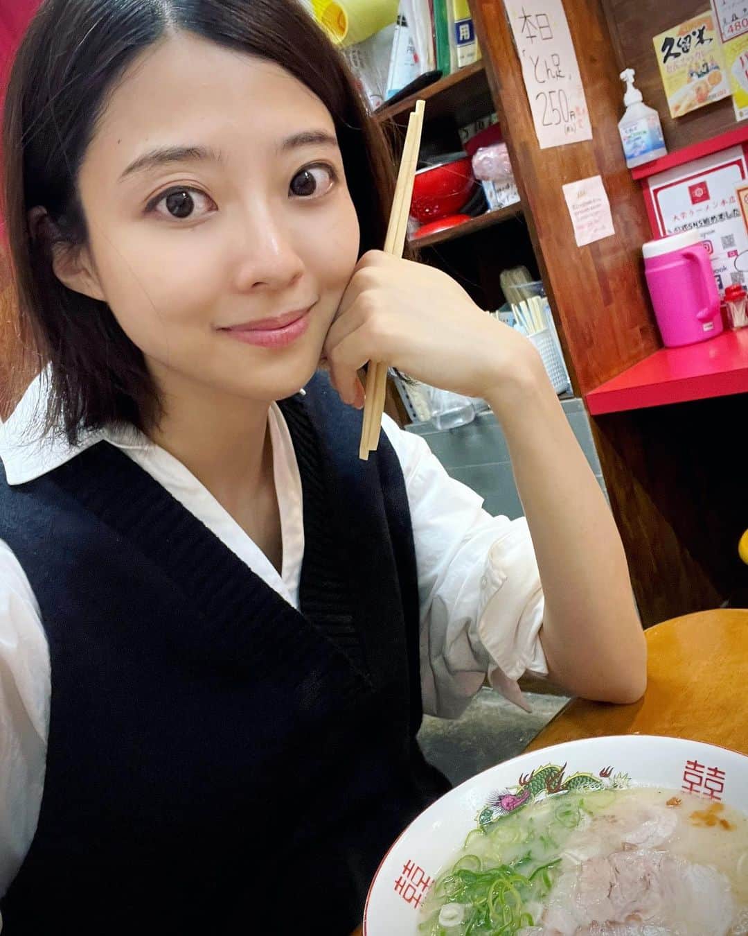 中村祐美子のインスタグラム：「🍜  久留米といえば。 撮影現場近くのラーメン屋さんへ。 美味しくてぺろり🤤  見切れてるのはホルモンです。  久留米のラーメン屋さんは、 ・チャーハン ・ホルモン ・とんそく がメニューにある率高いらしい。  あかん福岡太る🫠  #久留米 #久留米ラーメン #ラーメン #大栄ラーメン #福岡 #福岡グルメ #久留米グルメ」