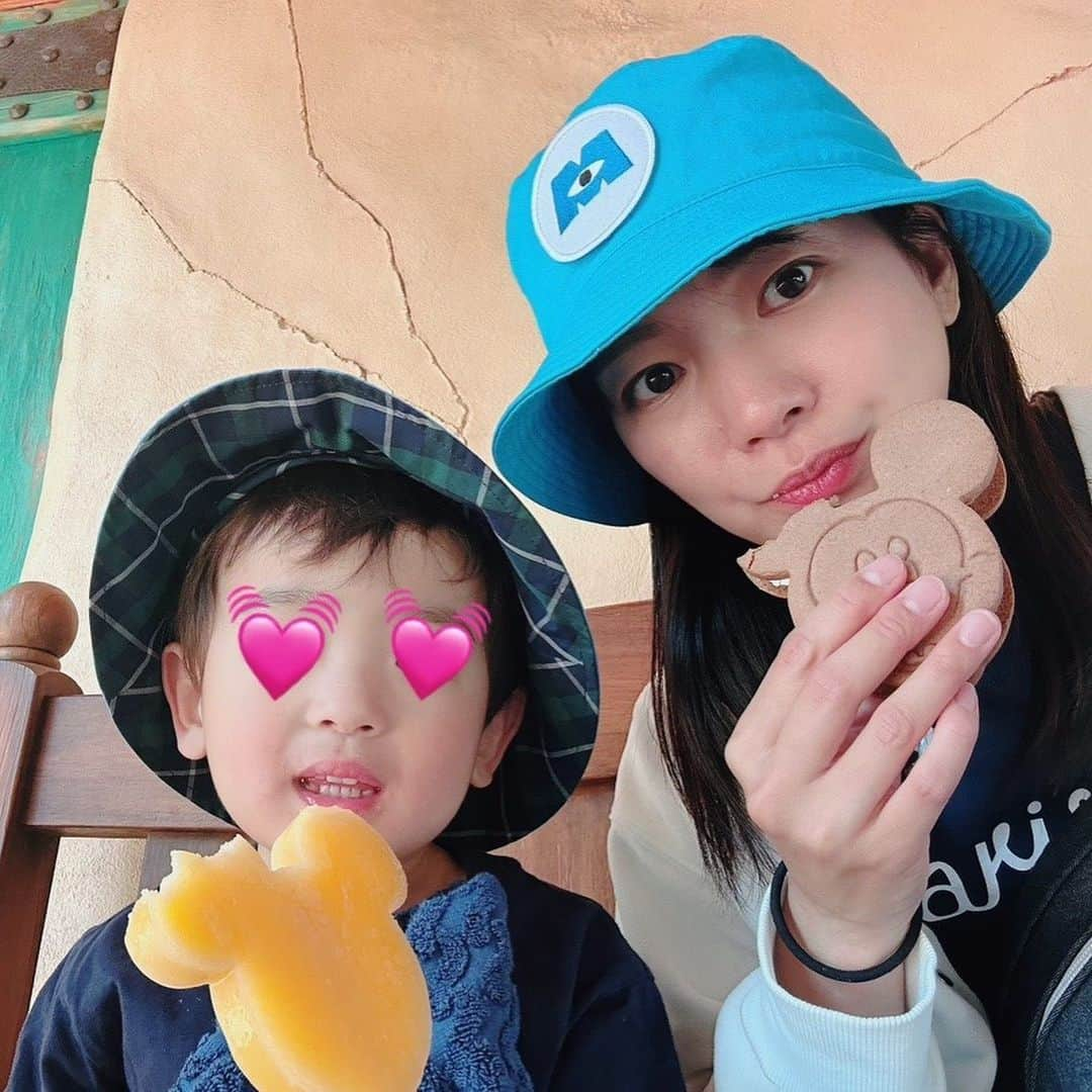 紀真耶のインスタグラム：「ミッキーさんのアイス🍦 初めてのジェットコースター！ 楽しいこといっぱいで大満足😍  ☆ ☆ #ディズニーランド  #浮かれて帽子買った #浮かれて口にアイスついてる #私が一番楽しみました #ジェットコースターデビュー #2歳児 #男の子ママ #テレビ朝日 #紀真耶」