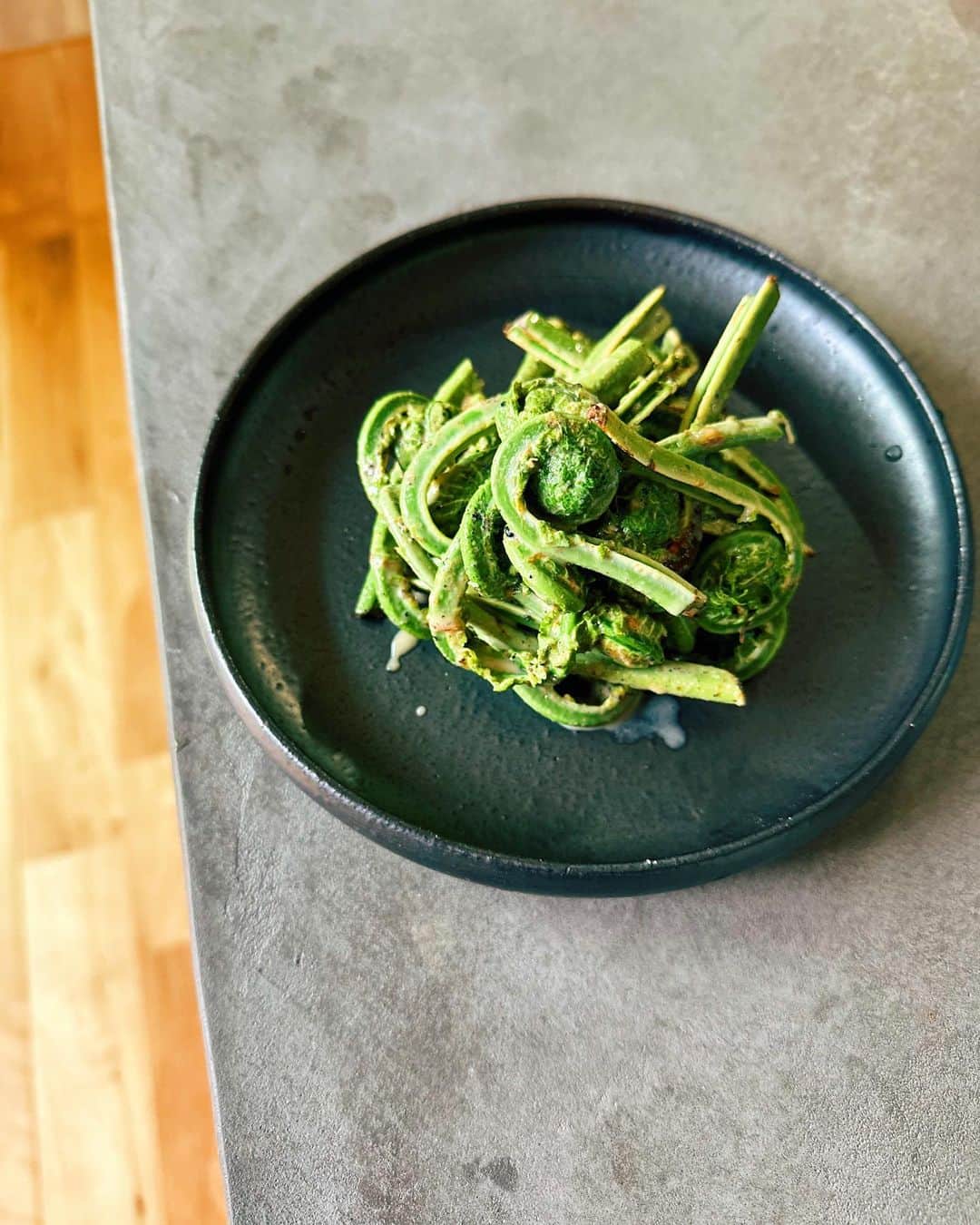 忍舞のインスタグラム：「新入りのお皿に✨  こごみ🌱 ミコト屋でうってたので だーーいすきなこごみを💚  タヒニ和えで 息子も食べてくれました。  ブルーのお皿も可愛いので 使う頻度増えそうだから またのせまーす。  ちなみに 同じところのお皿です💓 @cochi_japan   #山菜 #春の山菜 #こごみ #こごみレシピ」