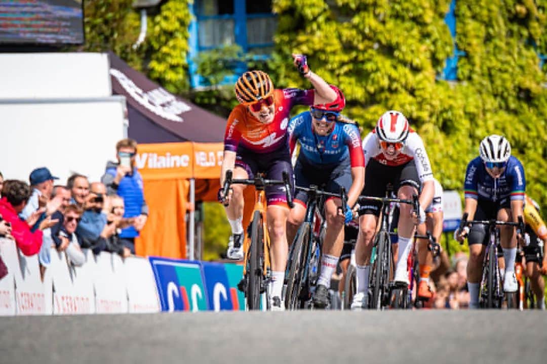與那嶺恵理のインスタグラム：「Stage 4 @bretagneladiestour 💪🏻 Our speedy @dariapikulik WIN !!!!!!! Smash it 🚀🚀🚀  . . To be honest I was nervous to race with/for @hphcycling fast girls this week but so far so fun 🧡💜  I didn’t win but she won, we won and the taste was so good 🍾 😜 . . today is last stage, anything can happen, just give it all 👊🏻  Hope my legs are okay though 😇 . . #HumanPoweredHealth」