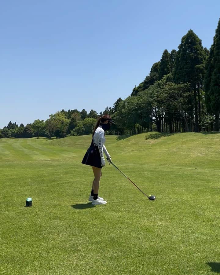 のインスタグラム：「. プロとご一緒した時の🏌️‍♀️☀️ . スイング改造中〜！ 変えるべきポイントが沢山あって 頭も身体もなかなか追いつかないけど もっと綺麗でかっこいいスイングになれるように頑張る😤✊🏻✨ . ウェアは @1piu1uguale3_golf 🖤 バックスタイルもかっこいいの！ . . #ゴルフ女子#ゴルフ#ゴルフウェア#ゴルフスイング#ゴルフスイング動画#スイング動画#ウノピュ#ウノピゥ#ウノピゥウノウグァーレトレ#golf#golfswing#golflife#golfaddict#golfstagram#golfclub#golfcourse#1piu1uguale3#1piu1uguale3golf」
