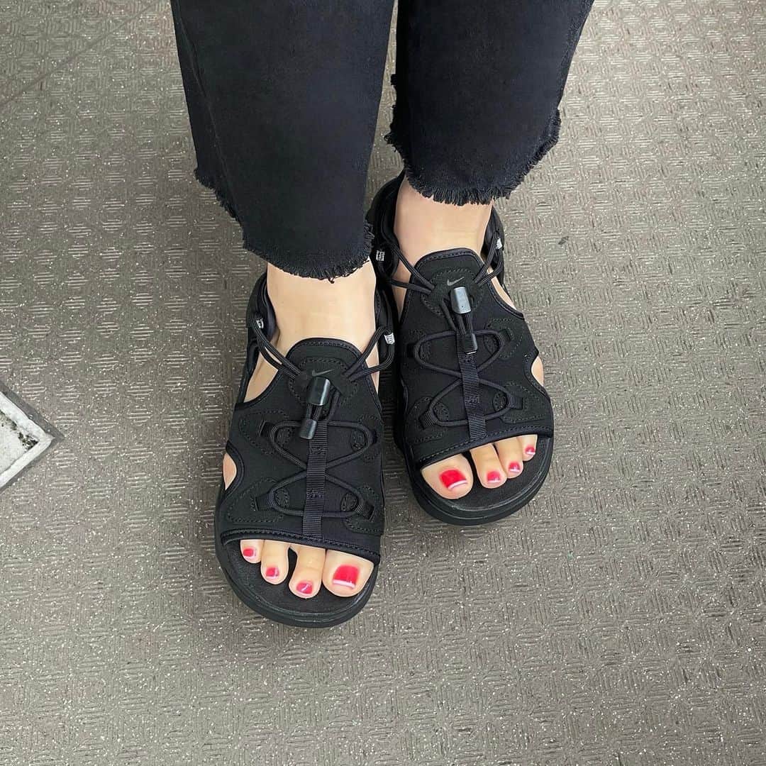 夏江紘実のインスタグラム：「. 雨なのにサンダル履いちゃった❤️ NIKEのエアマックスココ歩きやすい☺️ フットネイルはバキッとピンクに先端フレンチにしたよ🌷 . . #NIKE #エアマックスココ  #footnail #footnails」