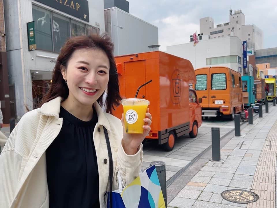 のインスタグラム：「うすい百貨店前で開催している KFBパンフェスにチラッと行ってきました😋🥐  #東京べーぐるべーぐり さんの あかつきを使ったコラボパンを購入🍑  他にも気になるお店ばかりなので、 お目当てのパンがある方は イベント開始の10時半に行った方がいいかも…！！  #juicestandmg のミックスジュースも 安定の美味しさでしたよ〜🥤 キッチンカーも沢山出ていて賑わっていました🚚  #kfbパンフェス #パンフェス #ベーグル #あかつき #コラボパン #郡山市 #郡山 #うすい百貨店」