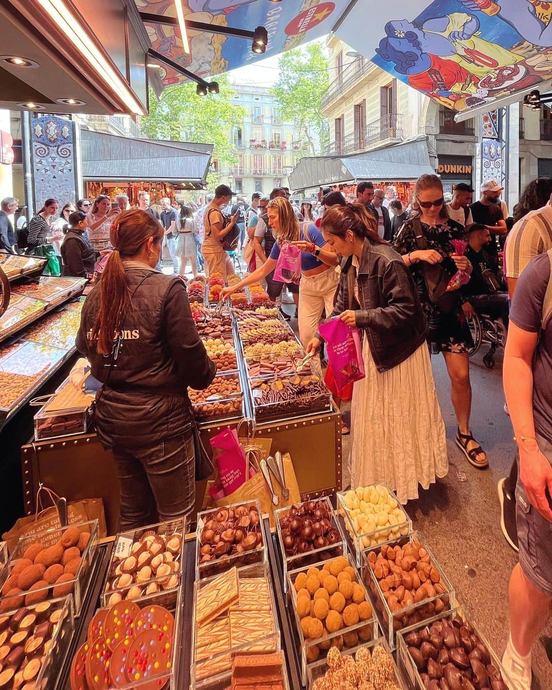 村上瑠美奈さんのインスタグラム写真 - (村上瑠美奈Instagram)「ブゲリア市場🥕  バルセロナにはいくつか市場があるんだけど、 その中でも観光客でとても賑わっていた市場🥘🍅🍊🧀 見てるだけで楽しかった✨  チョコレートとかグミが市場で売ってるのって日本では見ないから新鮮だし たくさんの食材に溢れてる市場の活気がすごかった🔥  私はまだ海外旅行でスリにあったことはないんだけど、 こうゆう人混みはそんな危険もあるのかな？なんて思ったので 行かれる方は注意してね😌  #スペイン#バルセロナ旅行 #バルセロナ観光#サグラダファミリア #spaintravel #Barcelona#ガウディ建築 #ガウディ#antonigaudi#ParcGüell#スペイン旅行 #ヨーロッパ旅行 #バルセロナグルメ#barcelonafood #ブゲリア市場 #boqueriamarket」5月13日 16時03分 - ruminamurakami