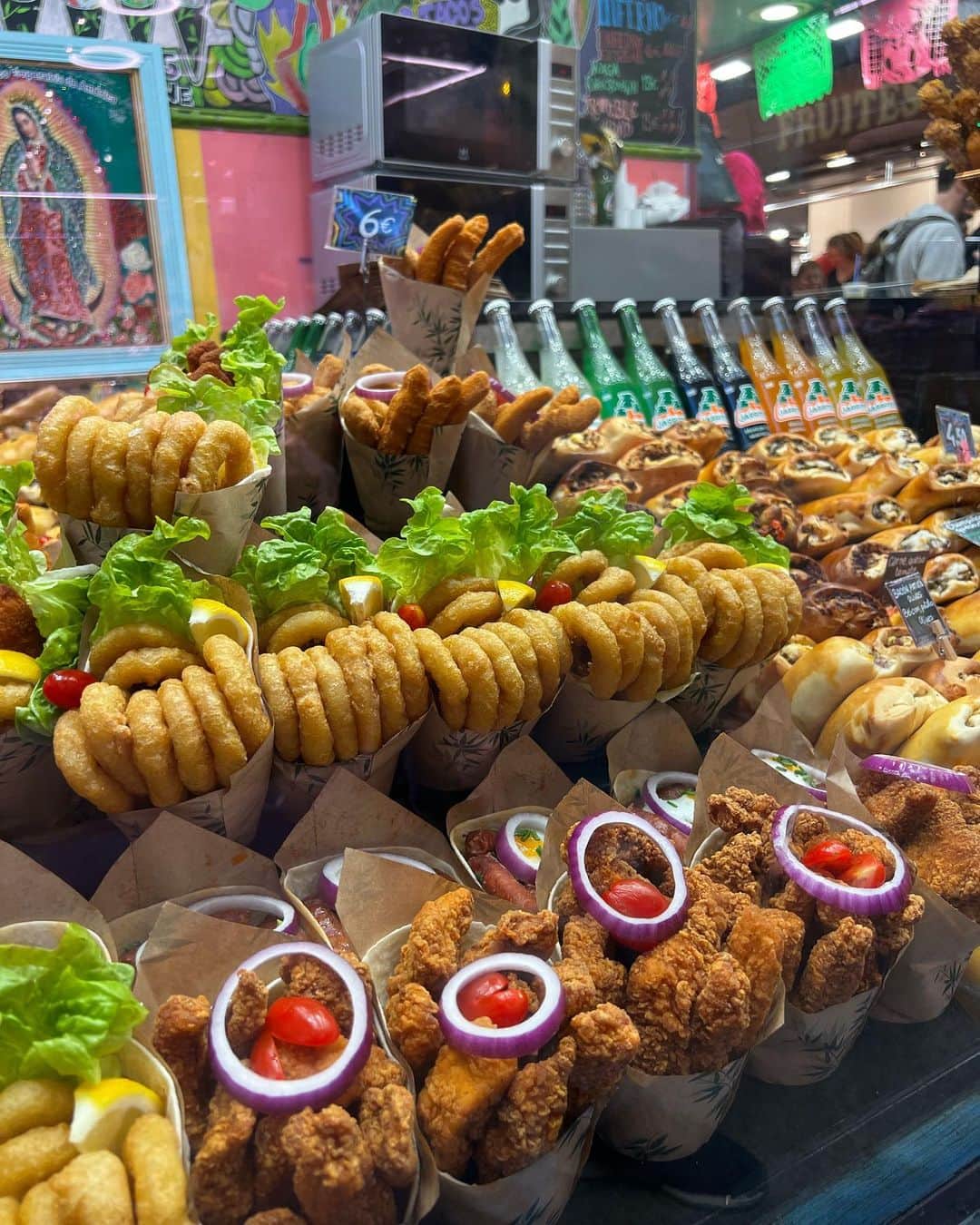 村上瑠美奈さんのインスタグラム写真 - (村上瑠美奈Instagram)「ブゲリア市場🥕  バルセロナにはいくつか市場があるんだけど、 その中でも観光客でとても賑わっていた市場🥘🍅🍊🧀 見てるだけで楽しかった✨  チョコレートとかグミが市場で売ってるのって日本では見ないから新鮮だし たくさんの食材に溢れてる市場の活気がすごかった🔥  私はまだ海外旅行でスリにあったことはないんだけど、 こうゆう人混みはそんな危険もあるのかな？なんて思ったので 行かれる方は注意してね😌  #スペイン#バルセロナ旅行 #バルセロナ観光#サグラダファミリア #spaintravel #Barcelona#ガウディ建築 #ガウディ#antonigaudi#ParcGüell#スペイン旅行 #ヨーロッパ旅行 #バルセロナグルメ#barcelonafood #ブゲリア市場 #boqueriamarket」5月13日 16時03分 - ruminamurakami