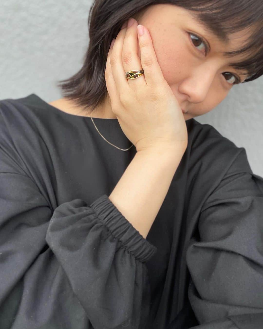 深瀬智聖さんのインスタグラム写真 - (深瀬智聖Instagram)「おNEWアクセサリー💍  リングにもイヤーカフにもなるアクセサリー✨ 高校からのお友達に作ってもらった☺️🫶🏻 ステンドグラス風のデザインで色はオーダーしたよ✊🏻 ゴールドパーツにはブラウン系でべっ甲ぽい感じに。シルバーパーツはクリアでモノトーンな感じで作ってもらったよ☺️ めちゃくちゃ可愛いくない？！！🥹 好きな色で作ってもらえるから張り切って選んだんだけど、めっちゃくちゃ悩んで悩みすぎて結局ざっくりオーダーしたのにとってもいい感じに仕上げてくれました🫶🏻🥹 普段着てるものにも馴染むし大大大満足！✨ 他の方がオーダーした色も可愛いから 見てみて！ @mao_rio_39 🌷  #ハンドメイドアクセサリー  #ハンドメイドアクセ  #ハンドメイドリング  #イヤーカフ  #ステンドグラス風  #ステンドグラス風アクセサリー  #handmade #指輪コーデ  #福岡 #福岡ハンドメイド  #顔のたるみ  やばし！笑」5月13日 16時06分 - chiseifukase