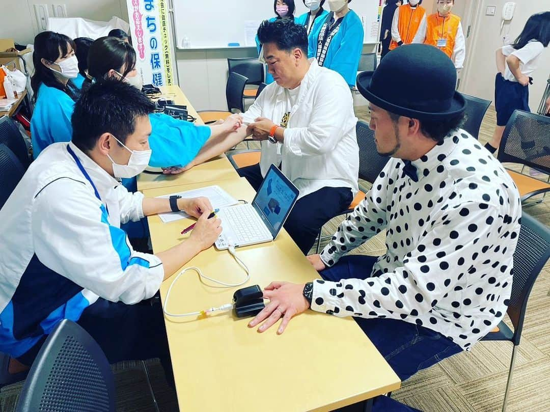 川原豪介さんのインスタグラム写真 - (川原豪介Instagram)「今日は看護フェスタ福岡2023のイベントMCのお仕事でした！昨日がナイチンゲールさんの誕生日で看護の日と制定されてます。 看護師を目指す学生さんもたくさんいてパワー頂きました。いろんなブースでは現役の看護師さんもいらっしゃいました。相方も大病をして看護師さんにはたくさんお世話になった事もあり、病気や看護師さんのありがたさなどについて話したVTRを上映して頂きました。 イベントでは福岡で活躍するアーティストさんが『看護の心』をテーマに絵を描いてくれました！看護の心がたくさん広まりますように。ぬんっ！ #看護フェスタ福岡2023  #看護の日ありがとう」5月13日 16時07分 - blueriver_kawa