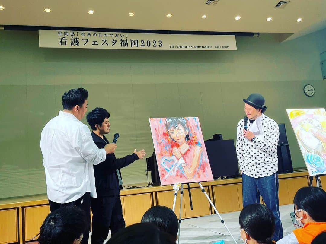 川原豪介さんのインスタグラム写真 - (川原豪介Instagram)「今日は看護フェスタ福岡2023のイベントMCのお仕事でした！昨日がナイチンゲールさんの誕生日で看護の日と制定されてます。 看護師を目指す学生さんもたくさんいてパワー頂きました。いろんなブースでは現役の看護師さんもいらっしゃいました。相方も大病をして看護師さんにはたくさんお世話になった事もあり、病気や看護師さんのありがたさなどについて話したVTRを上映して頂きました。 イベントでは福岡で活躍するアーティストさんが『看護の心』をテーマに絵を描いてくれました！看護の心がたくさん広まりますように。ぬんっ！ #看護フェスタ福岡2023  #看護の日ありがとう」5月13日 16時07分 - blueriver_kawa