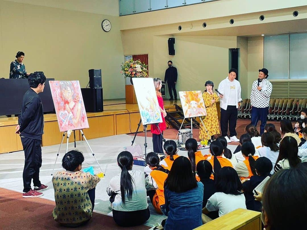 川原豪介さんのインスタグラム写真 - (川原豪介Instagram)「今日は看護フェスタ福岡2023のイベントMCのお仕事でした！昨日がナイチンゲールさんの誕生日で看護の日と制定されてます。 看護師を目指す学生さんもたくさんいてパワー頂きました。いろんなブースでは現役の看護師さんもいらっしゃいました。相方も大病をして看護師さんにはたくさんお世話になった事もあり、病気や看護師さんのありがたさなどについて話したVTRを上映して頂きました。 イベントでは福岡で活躍するアーティストさんが『看護の心』をテーマに絵を描いてくれました！看護の心がたくさん広まりますように。ぬんっ！ #看護フェスタ福岡2023  #看護の日ありがとう」5月13日 16時07分 - blueriver_kawa