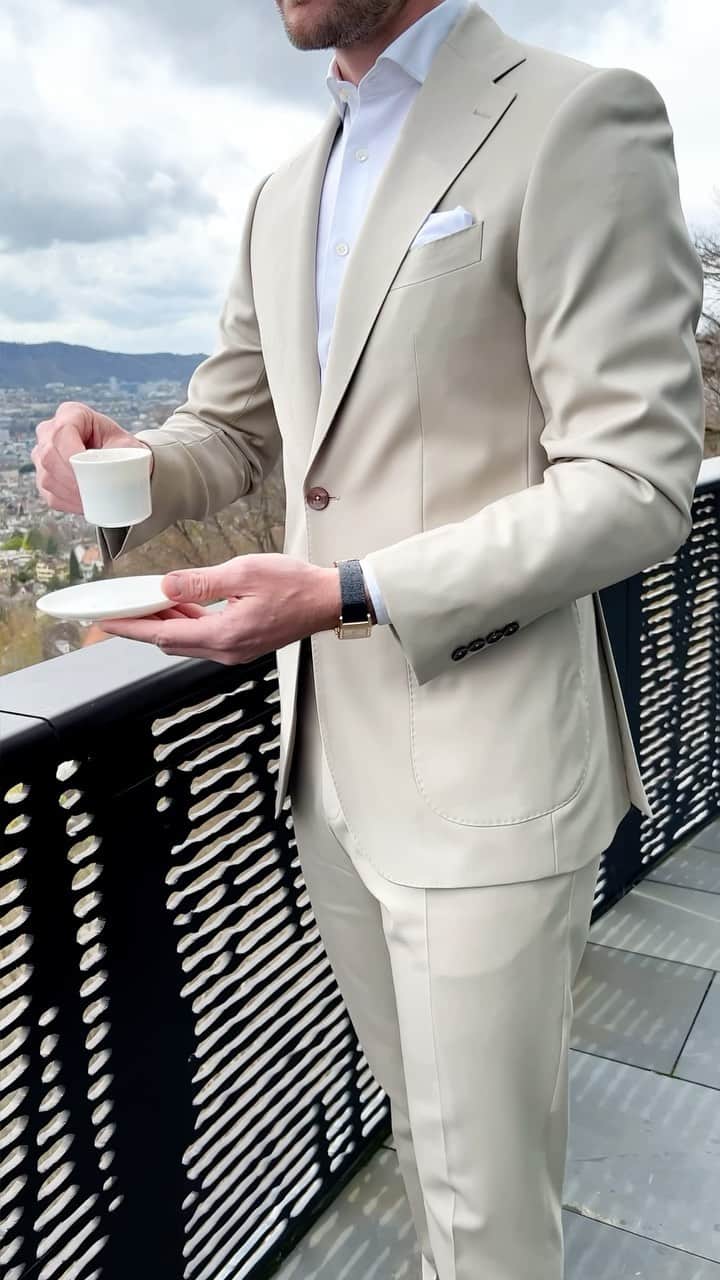 のインスタグラム：「Our MILLENNIAL® bunch and a cup of coffee is all you need to enjoy a relaxing moment.  Bunch : MILLENNIAL® Ref : 838504  #dormeuil #luxurytailoring #tailormade #luxuryfabrics #bespoketailoring #luxurynaturalfibers #ethicalcloth #sustainablefashion #sustainableluxury #1842paris」