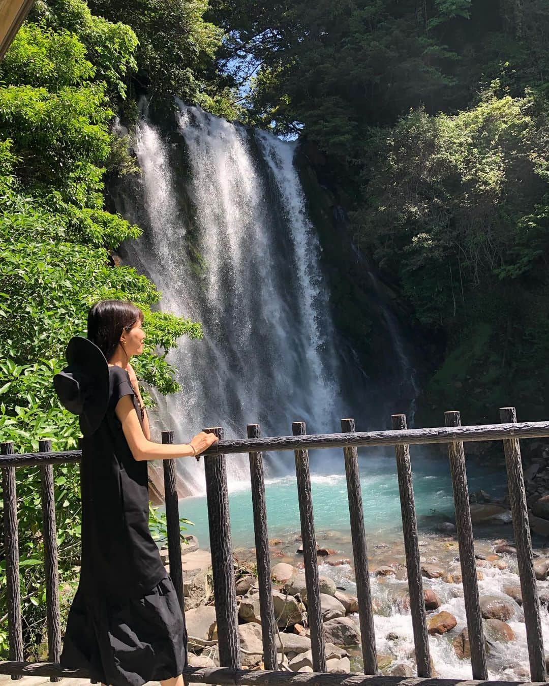 佐藤弥生さんのインスタグラム写真 - (佐藤弥生Instagram)「🏝️ 鹿児島旅行2日目　☀️26℃ 宿近くの湯の滝♨️丸尾滝へ 滝の水量が凄い！！温泉の滝なんですって！ 🌿新緑の霧島温泉郷をドライブしながら 国宝⛩️霧島神宮へ 空気が違う〜✨ 清々しい気分になりました  霧島温泉郷 とっても良くてまたゆっくり行きたいね😆と家族で話しています♪  あまり見えてませんが 🖤黒ワンピ @elendeek  @yukawatanabe_hanabo  🖤hat @wakanozawa  @newerajapan  #鹿児島#鹿児島旅行#霧島温泉#霧島神宮#国宝霧島神宮#丸尾滝」5月13日 16時08分 - yayoyayo_s